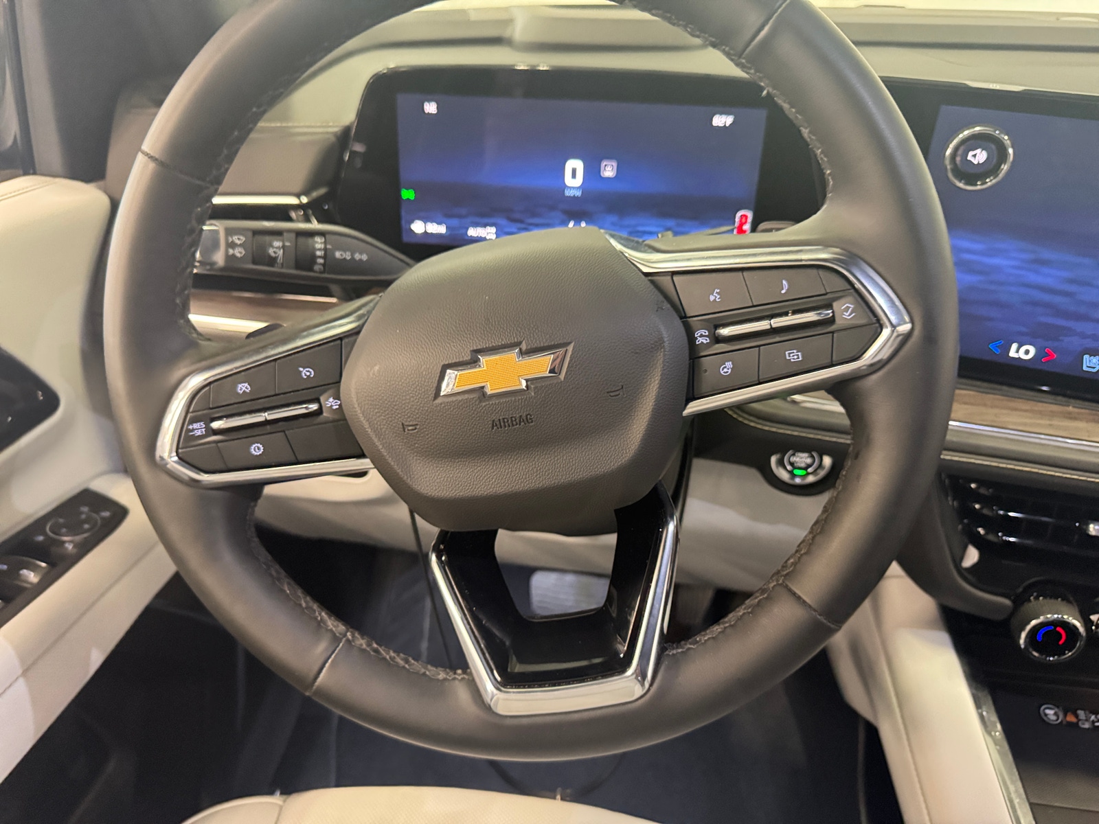 Thumbnail: 2025 Chevrolet Suburban - 4