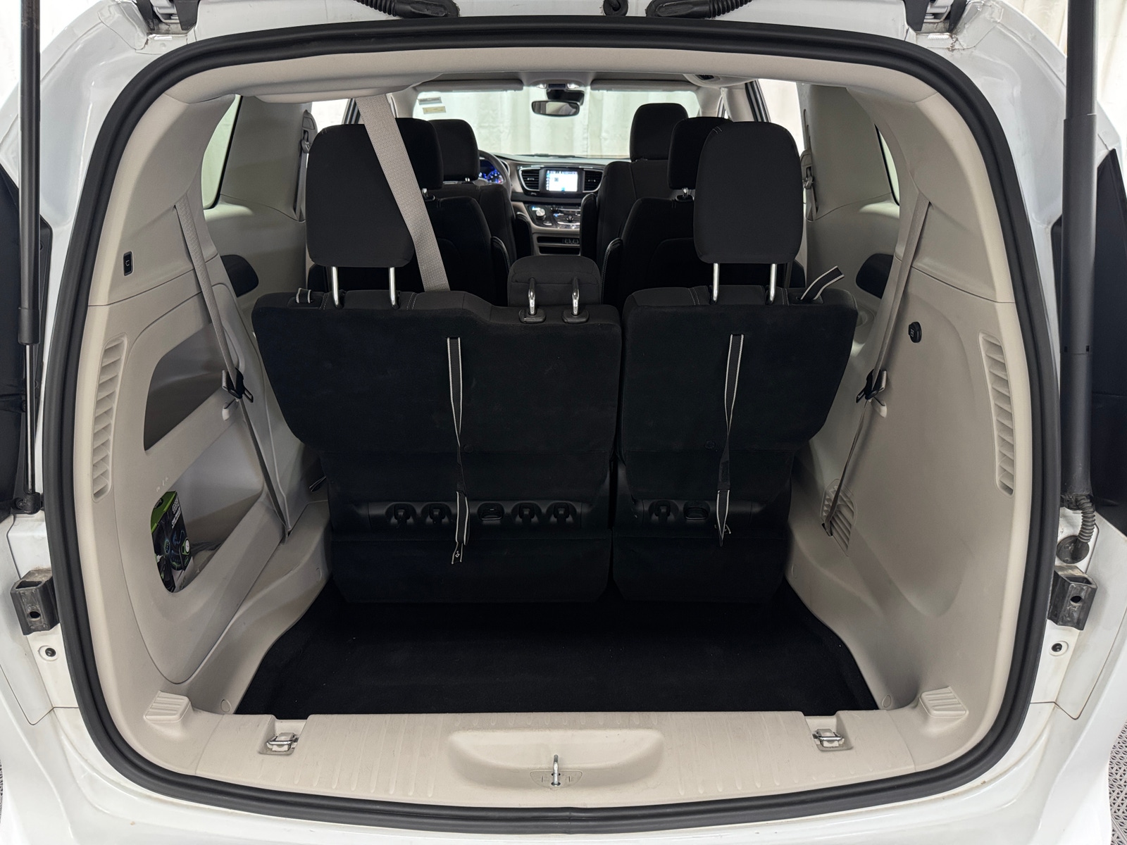 Thumbnail: 2023 Chrysler Voyager - 7