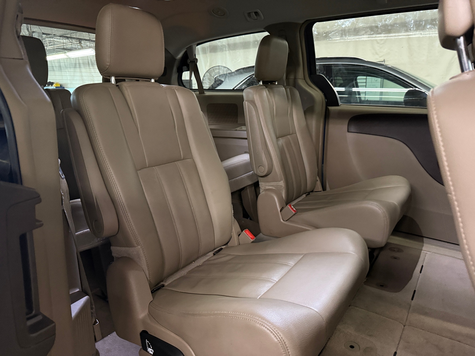 Thumbnail: 2016 Chrysler Town & Country - 5