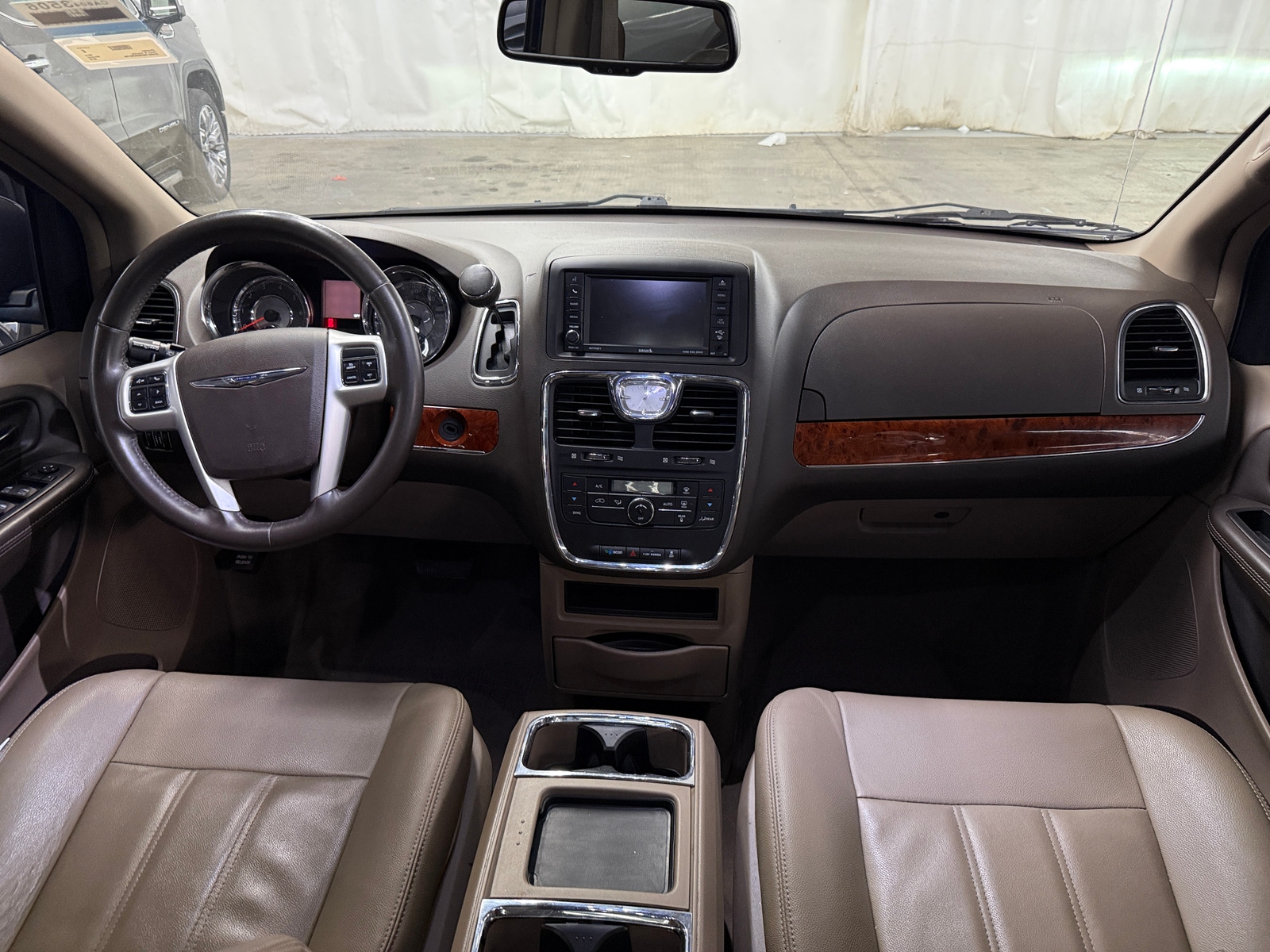 Thumbnail: 2016 Chrysler Town & Country - 2