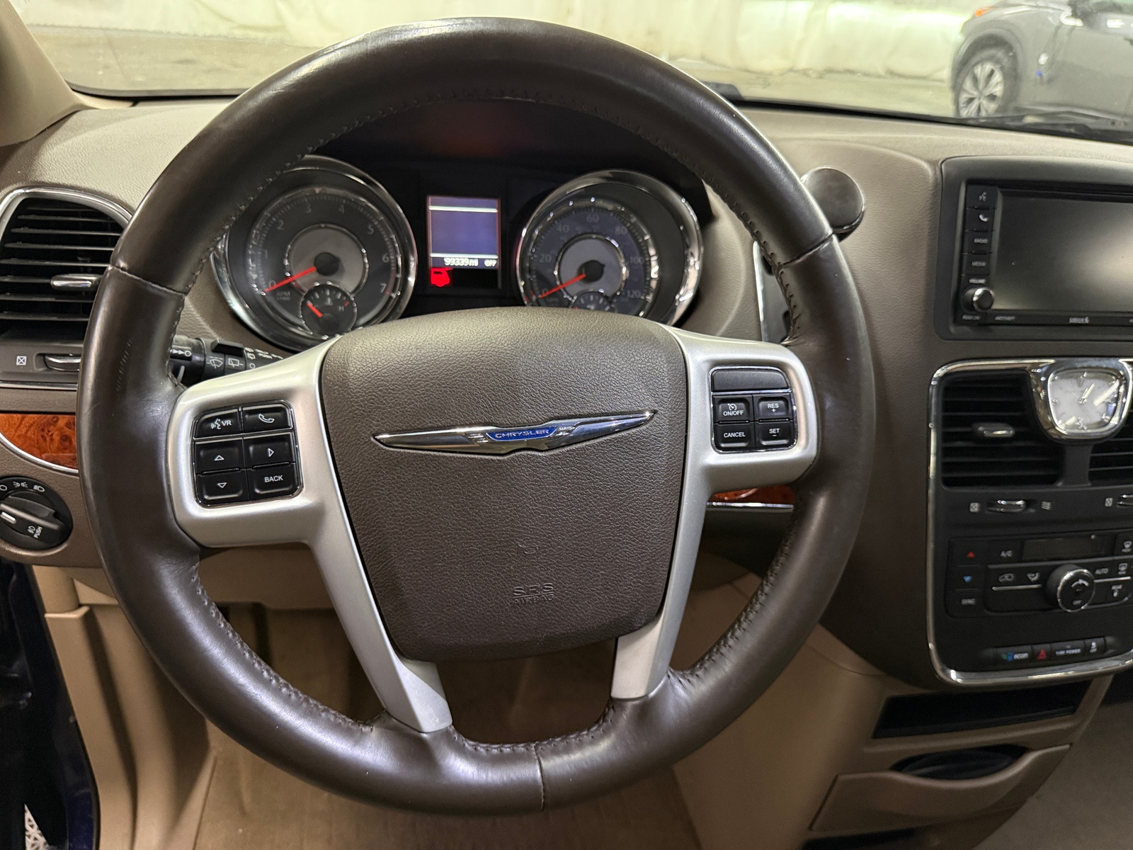 Thumbnail: 2016 Chrysler Town & Country - 4