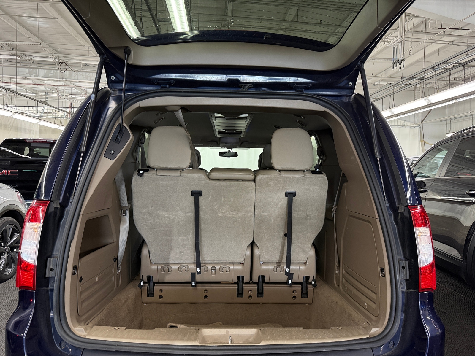 Thumbnail: 2016 Chrysler Town & Country - 6