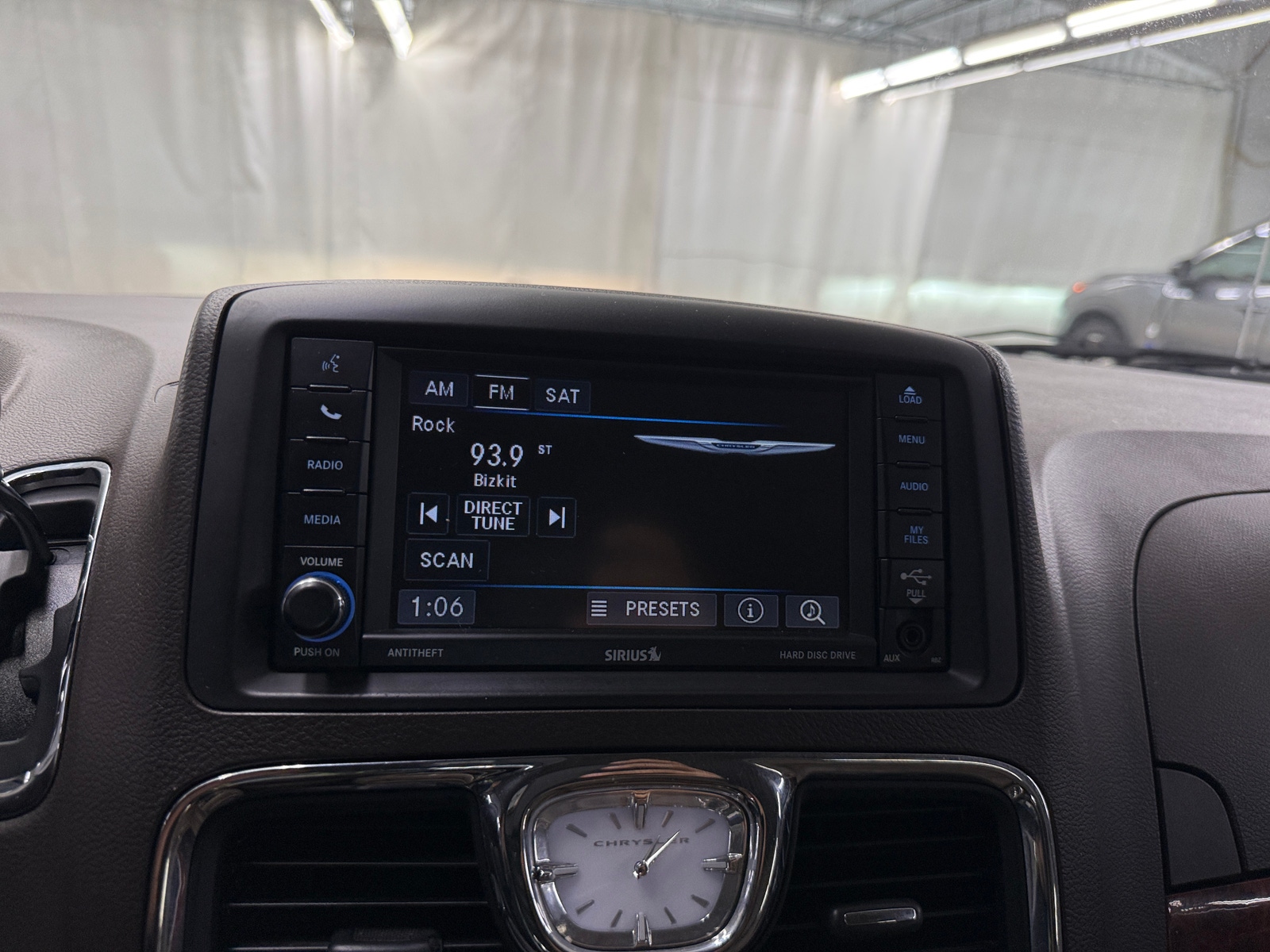 Thumbnail: 2016 Chrysler Town & Country - 3
