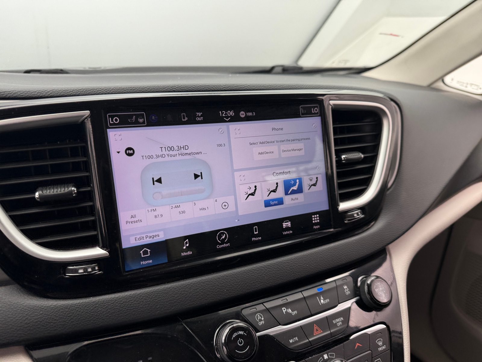 Thumbnail: 2024 Chrysler Pacifica - 3
