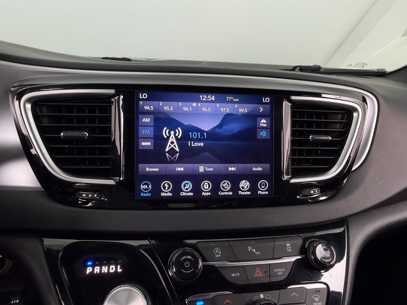 Thumbnail: 2018 Chrysler Pacifica - 3