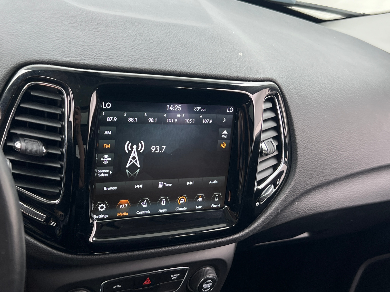 Thumbnail: 2018 Jeep Compass - 3
