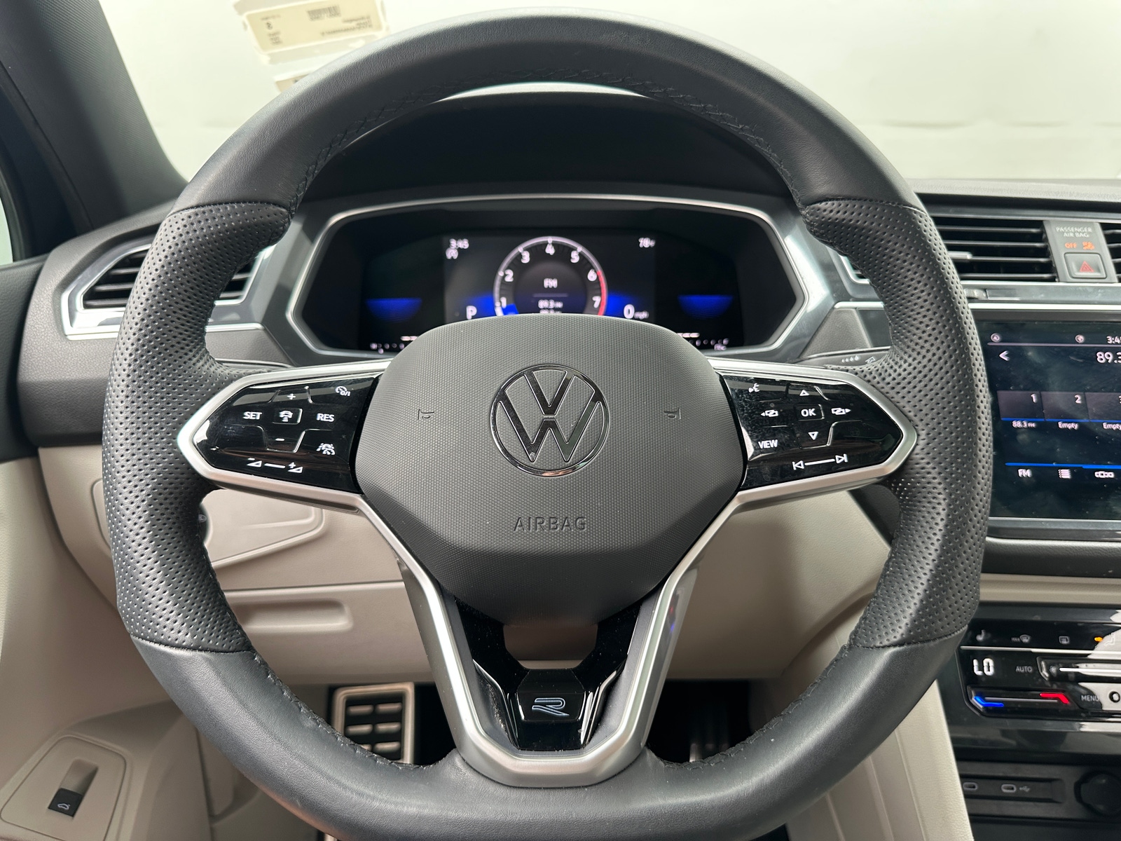 Thumbnail: 2022 Volkswagen Tiguan - 4
