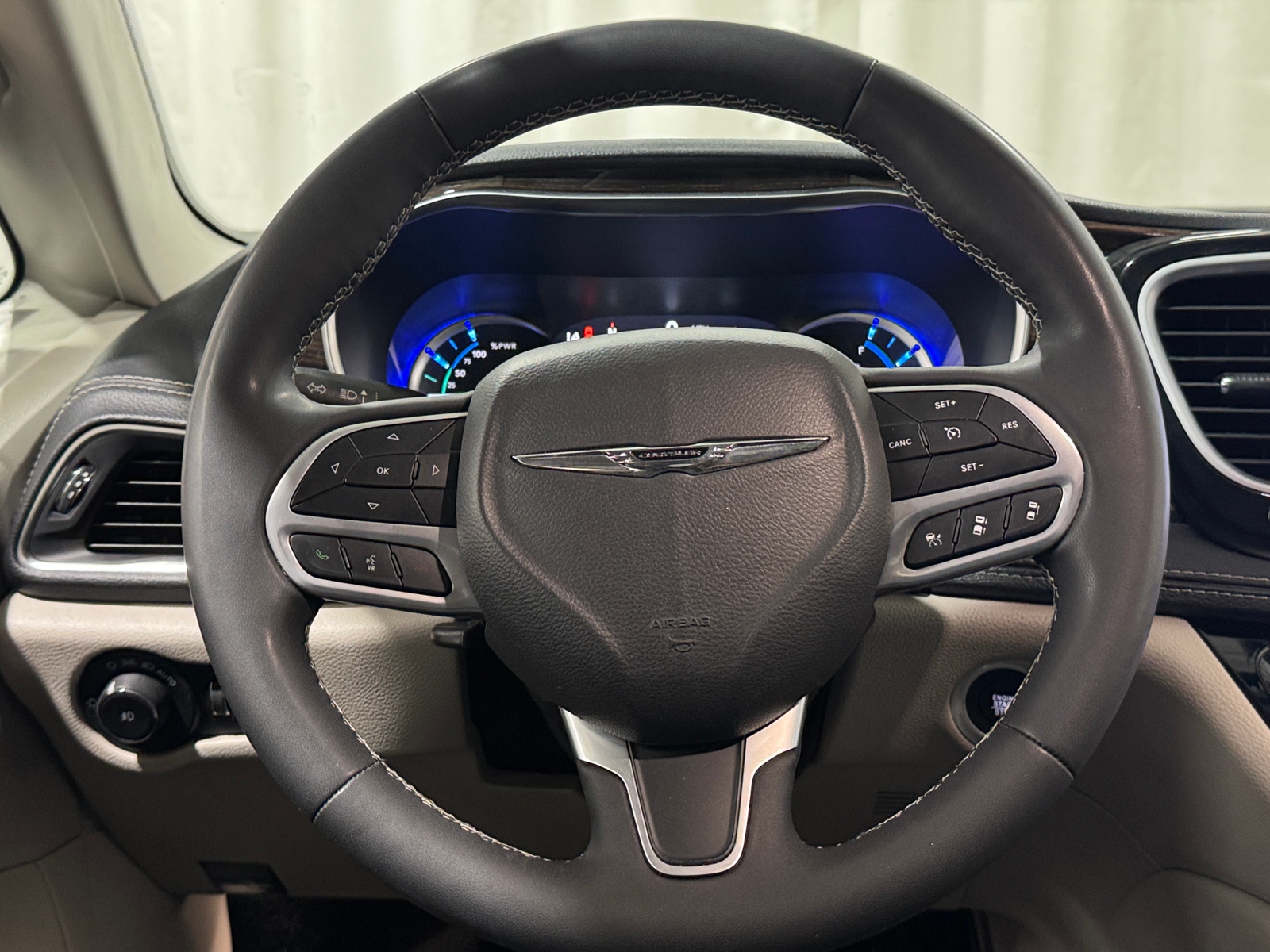 Thumbnail: 2023 Chrysler Pacifica - 4