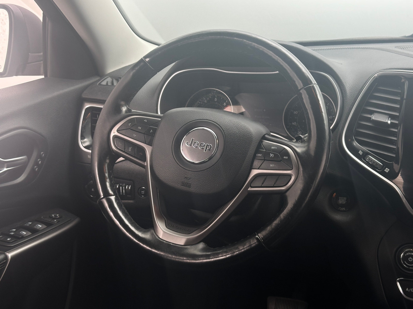 Thumbnail: 2020 Jeep Cherokee - 4