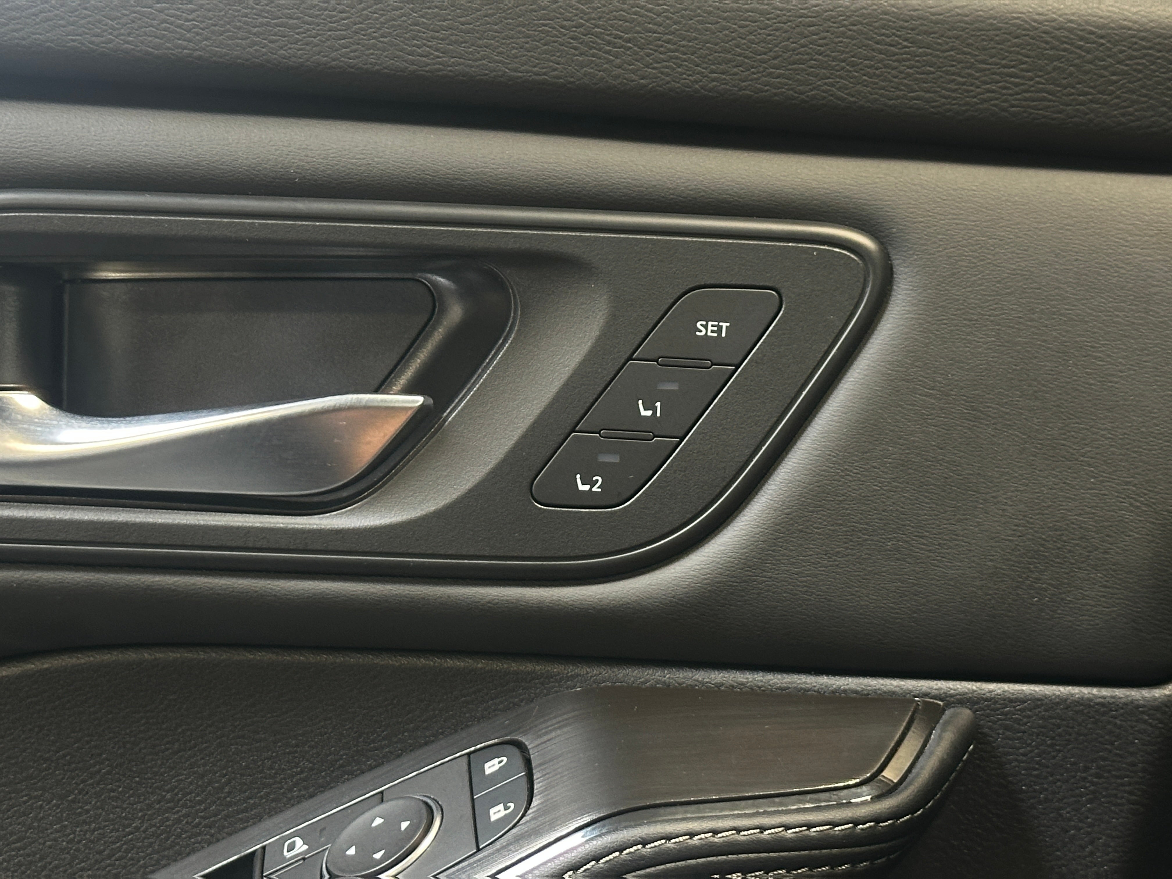 2025 Nissan Rogue SL - Photo 14