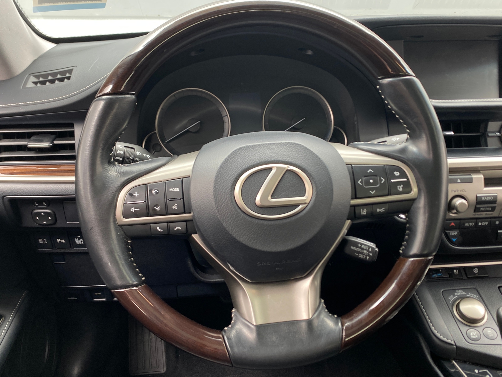 Thumbnail: 2017 Lexus ES - 5