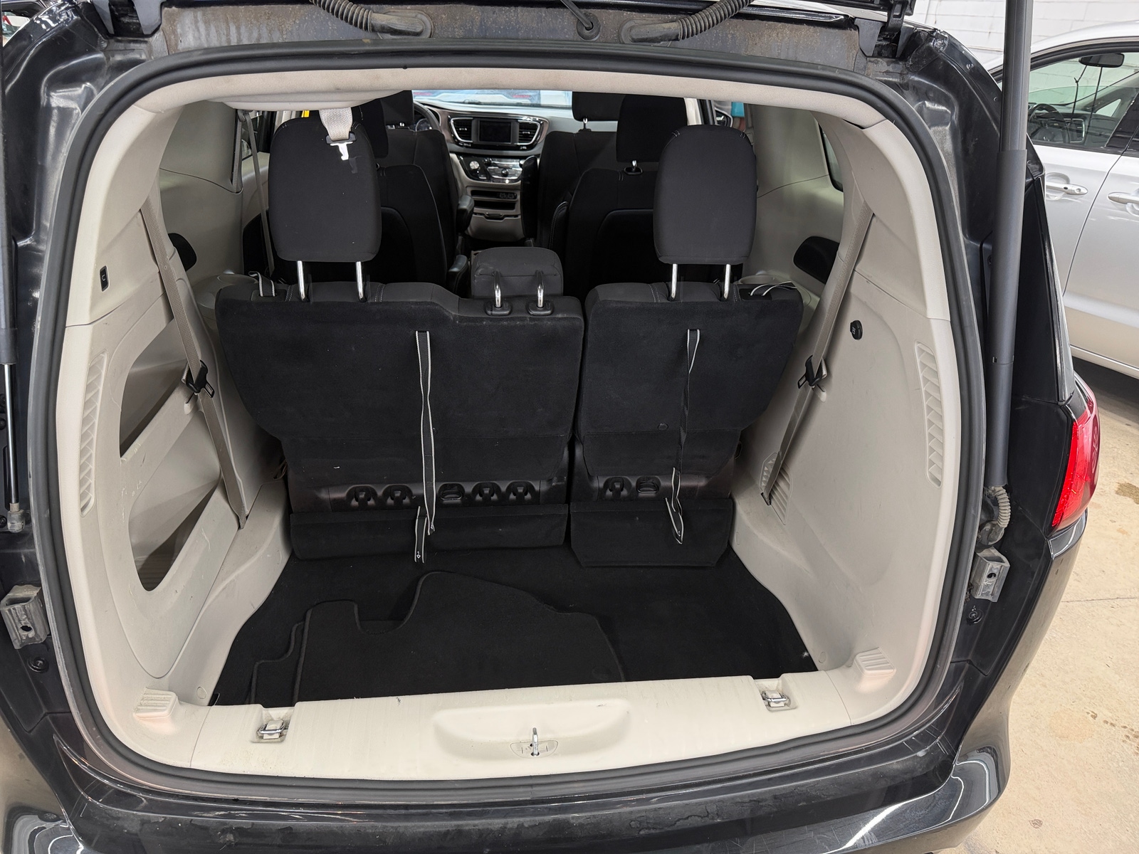Thumbnail: 2023 Chrysler Voyager - 7