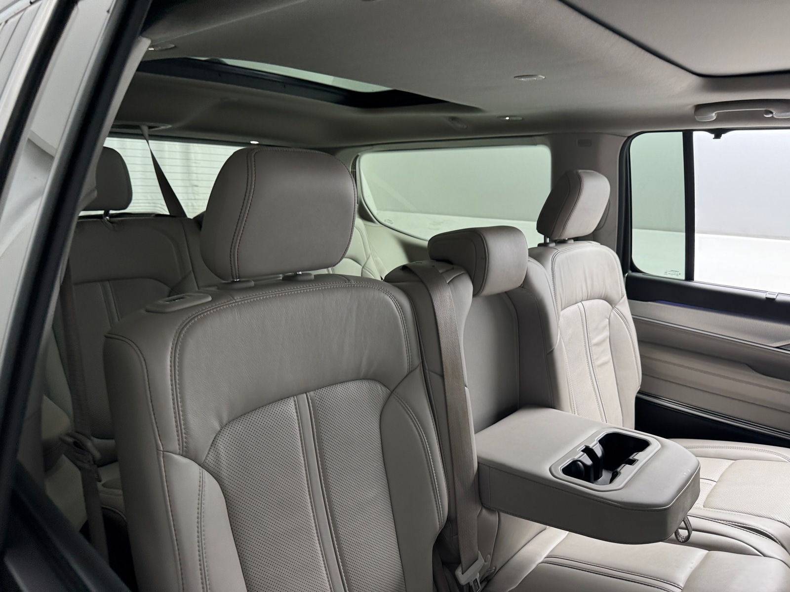 Thumbnail: 2022 Jeep Grand Wagoneer - 5