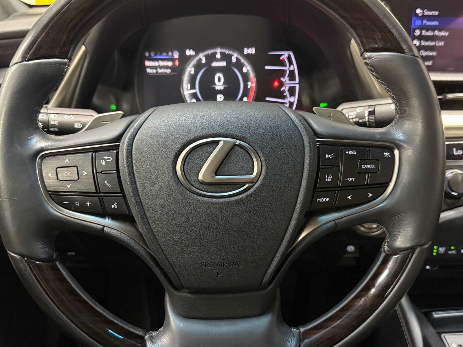 Thumbnail: 2019 Lexus ES - 4