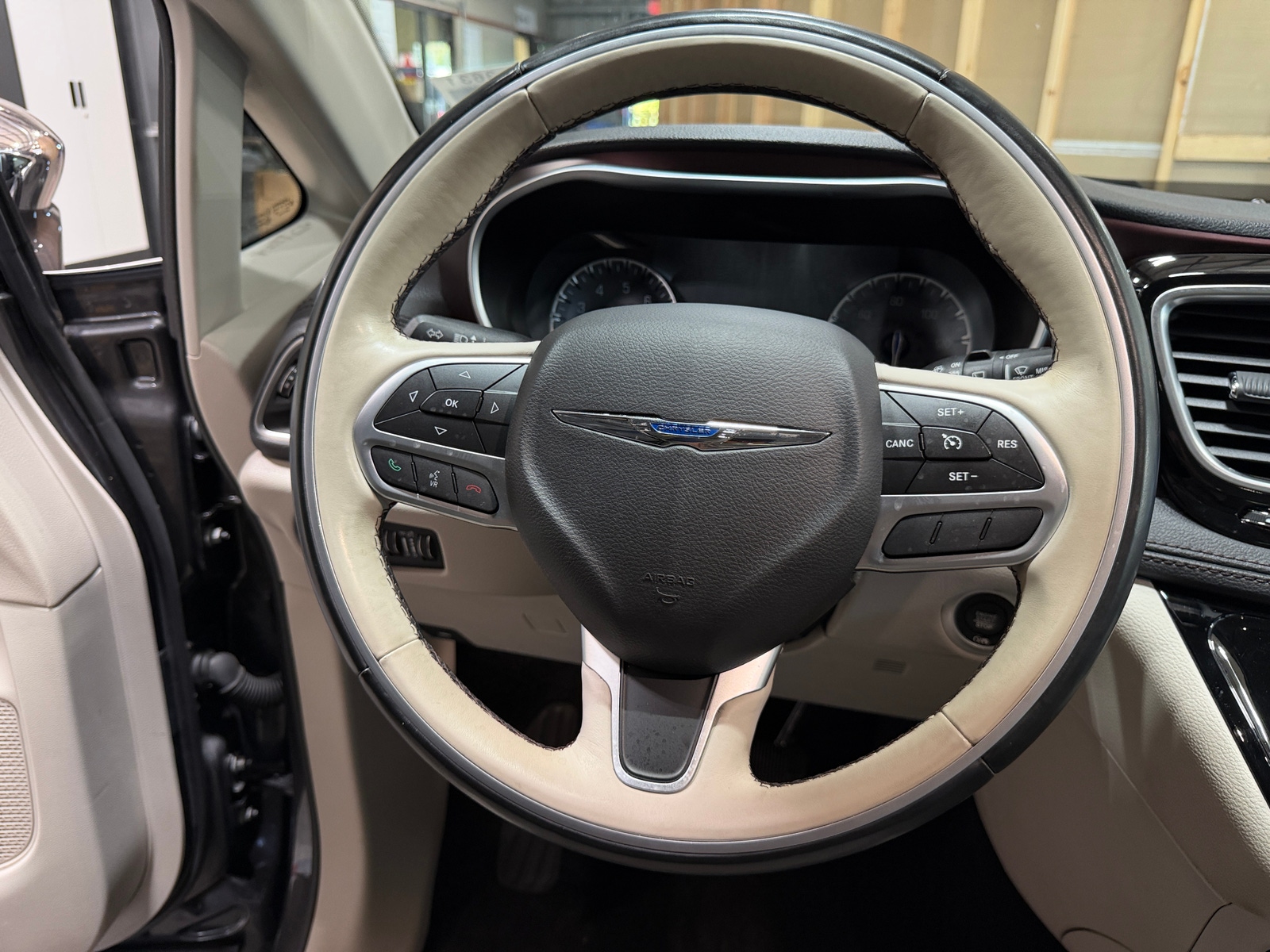 Thumbnail: 2017 Chrysler Pacifica - 4