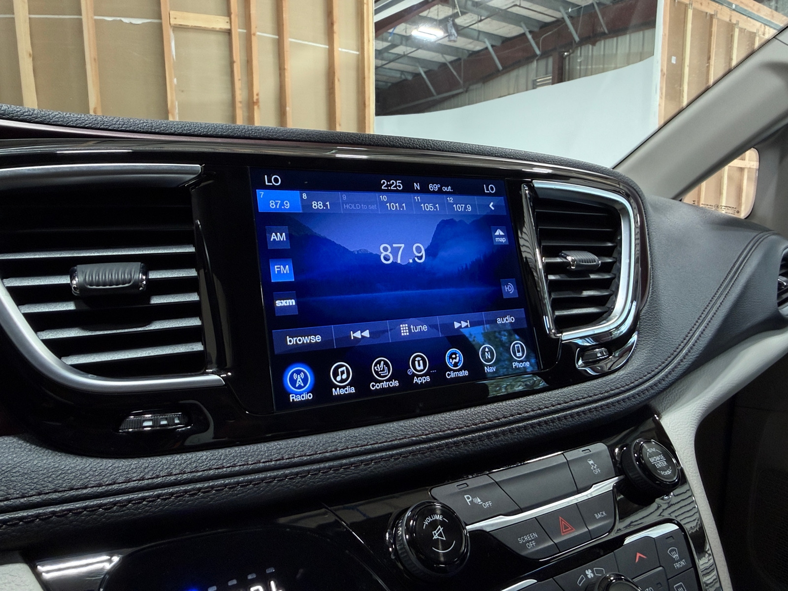 Thumbnail: 2017 Chrysler Pacifica - 3