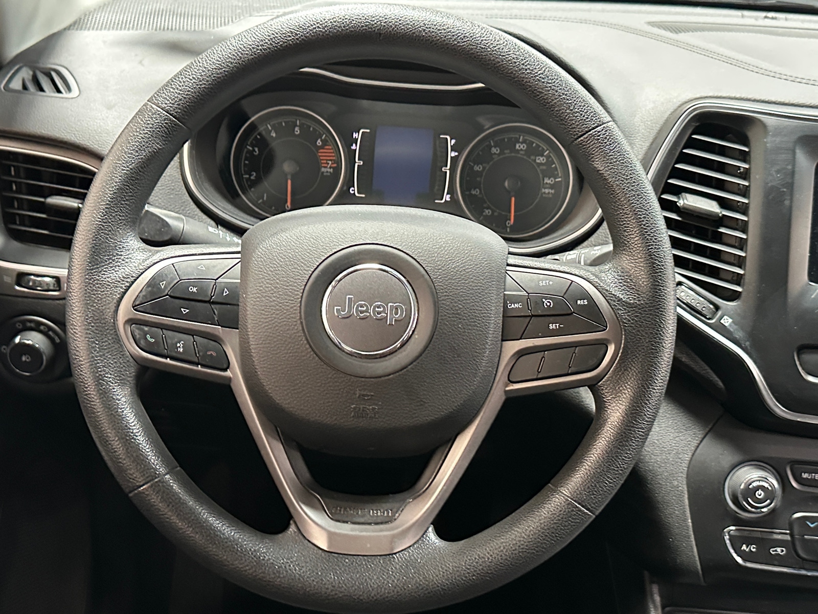 Thumbnail: 2019 Jeep Cherokee - 5