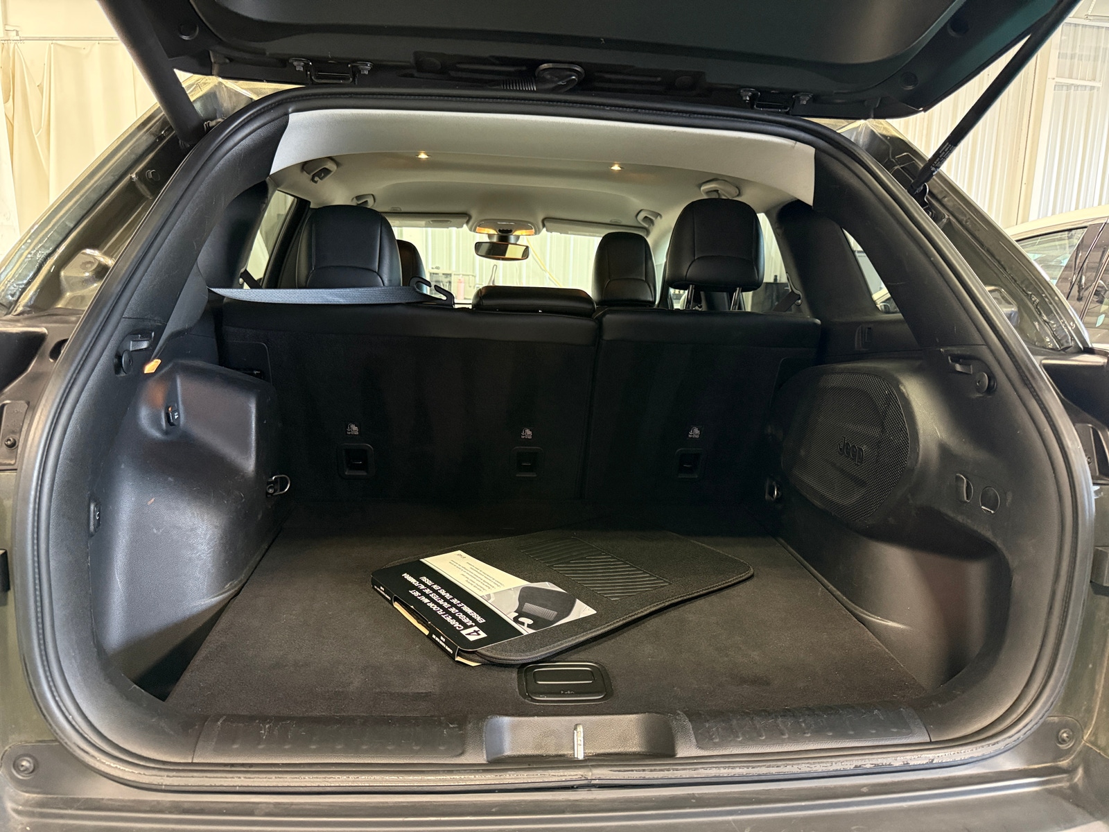 Thumbnail: 2019 Jeep Cherokee - 6
