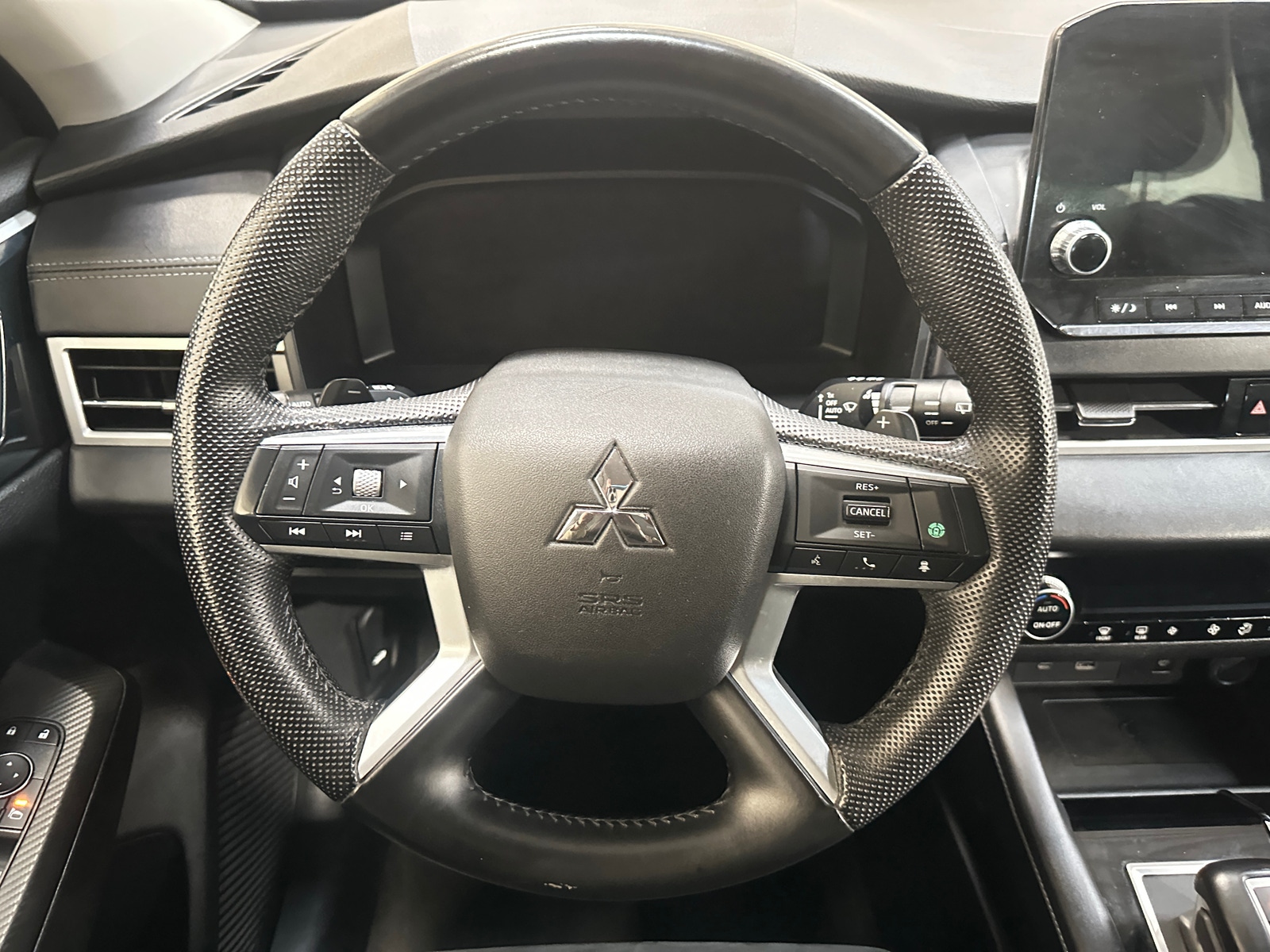 Thumbnail: 2023 Mitsubishi Outlander - 4