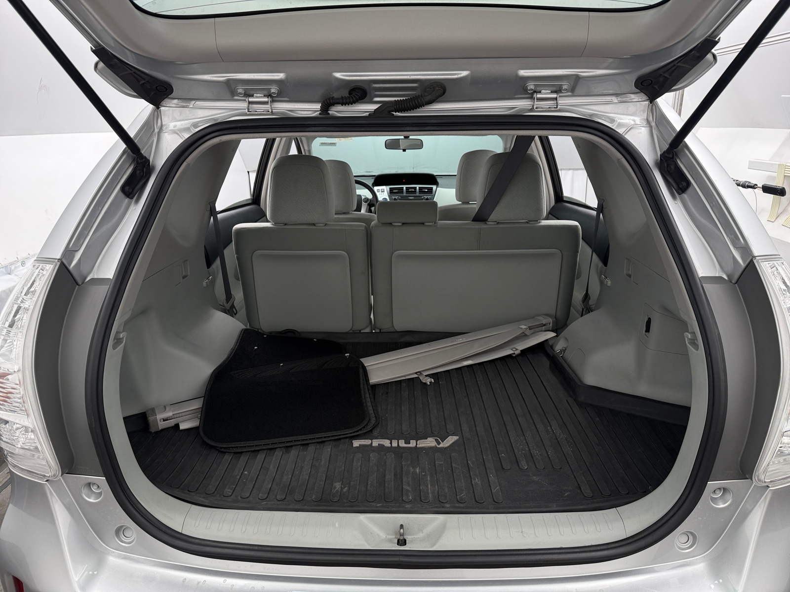 Thumbnail: 2012 Toyota Prius v - 7