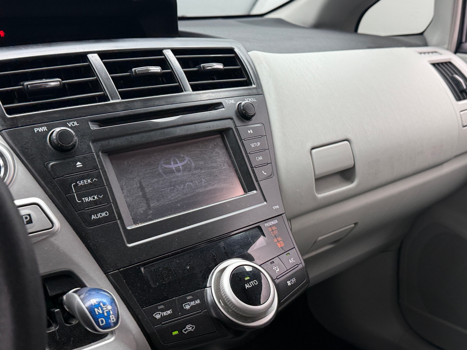 Thumbnail: 2012 Toyota Prius v - 4