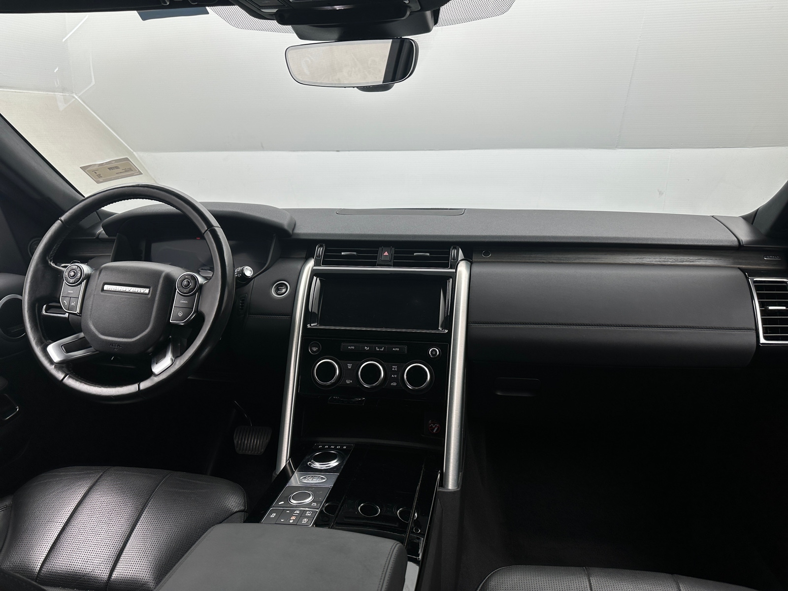 Thumbnail: 2018 Land Rover Discovery - 2