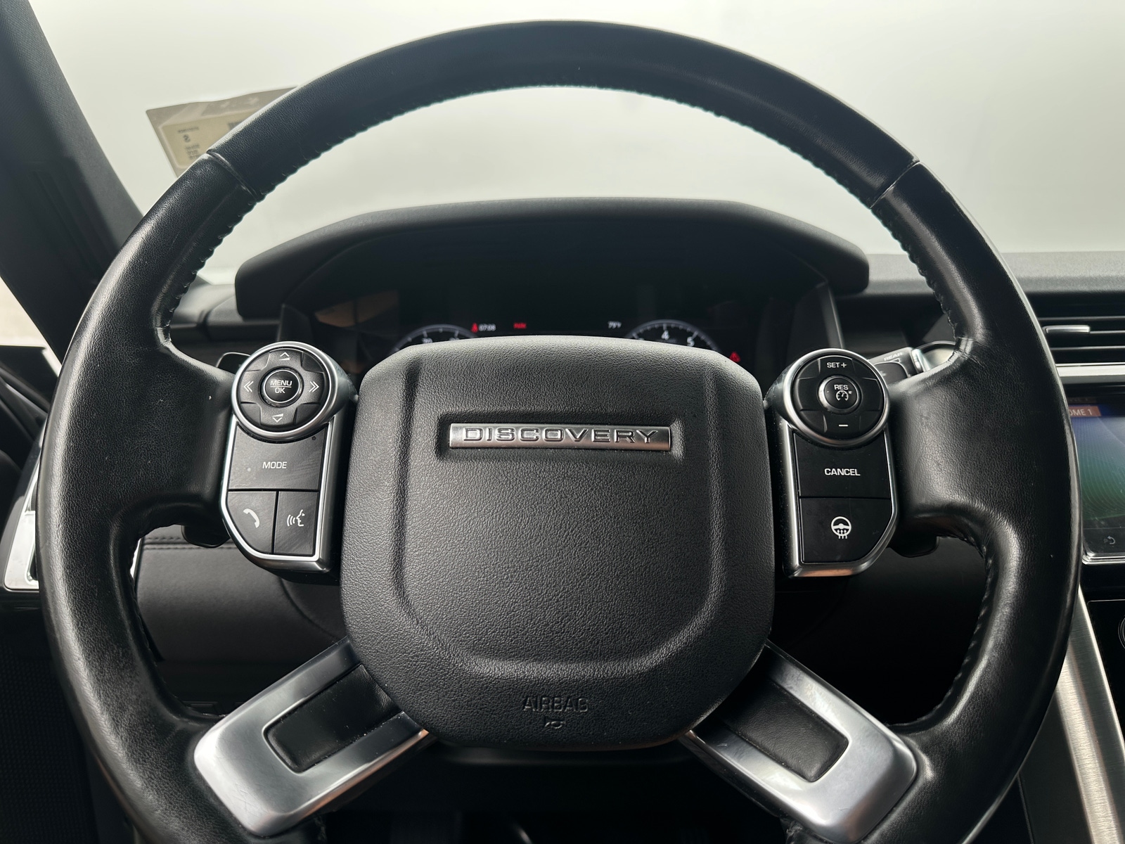 Thumbnail: 2018 Land Rover Discovery - 4