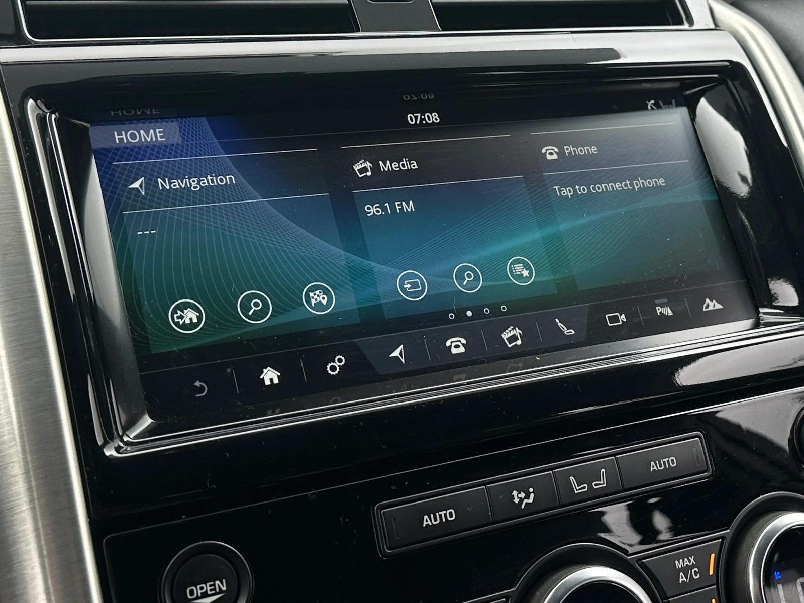 Thumbnail: 2018 Land Rover Discovery - 3
