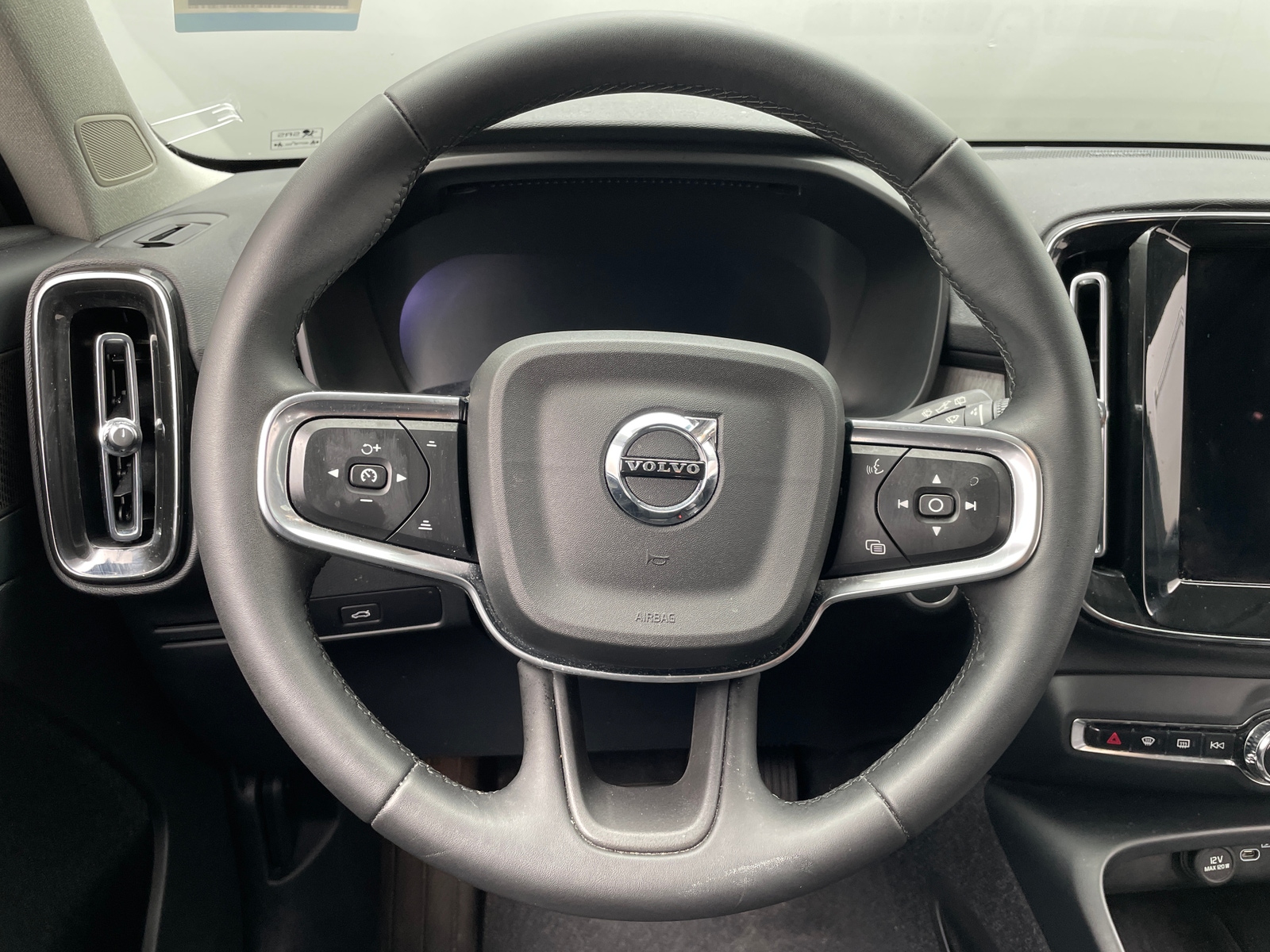 Thumbnail: 2024 Volvo XC40 - 4