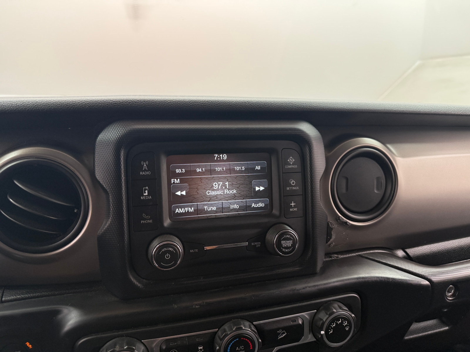 Thumbnail: 2018 Jeep Wrangler - 3