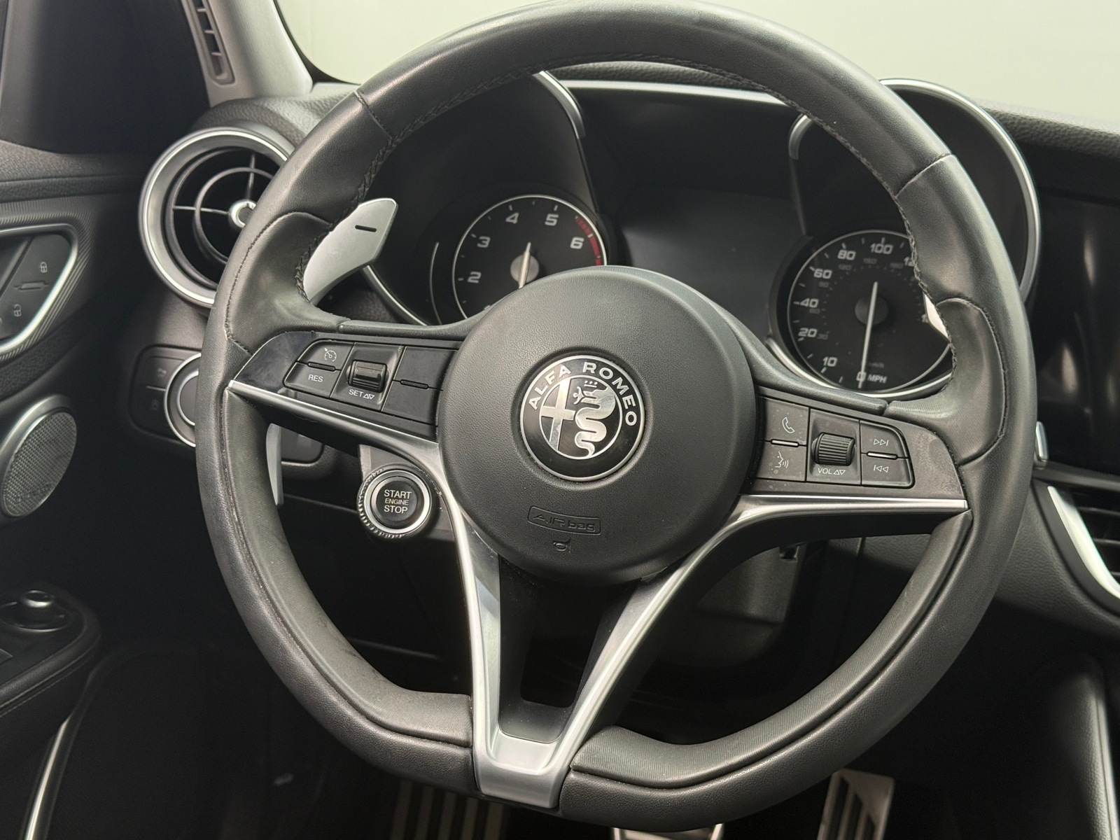 Thumbnail: 2017 Alfa Romeo Giulia - 4