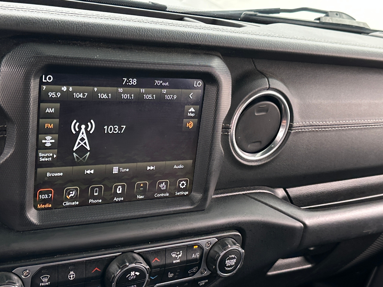 Thumbnail: 2020 Jeep Gladiator - 3
