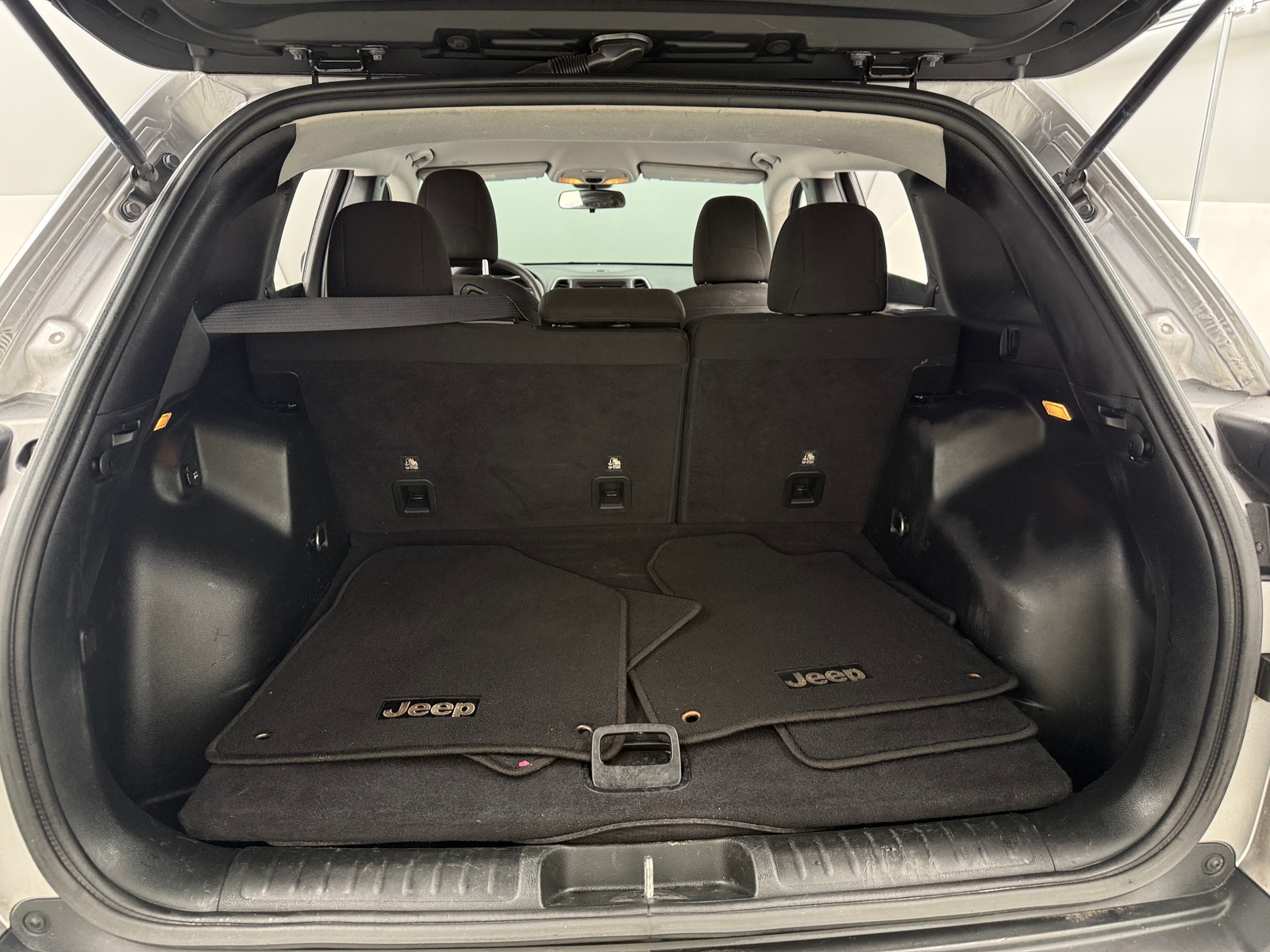Thumbnail: 2019 Jeep Cherokee - 7