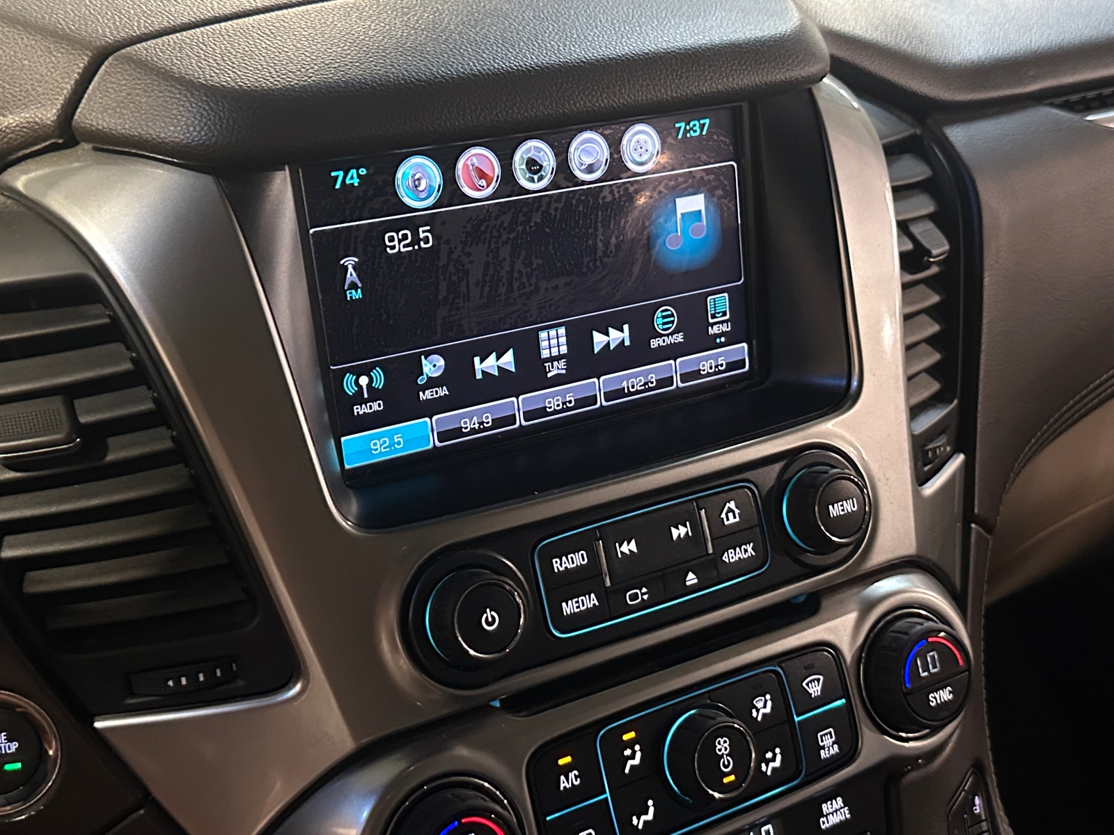 Thumbnail: 2016 Chevrolet Suburban - 3
