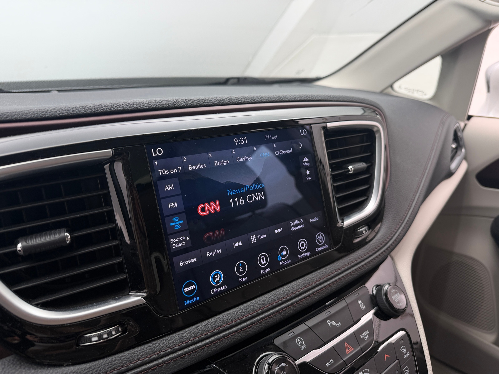 Thumbnail: 2018 Chrysler Pacifica - 3