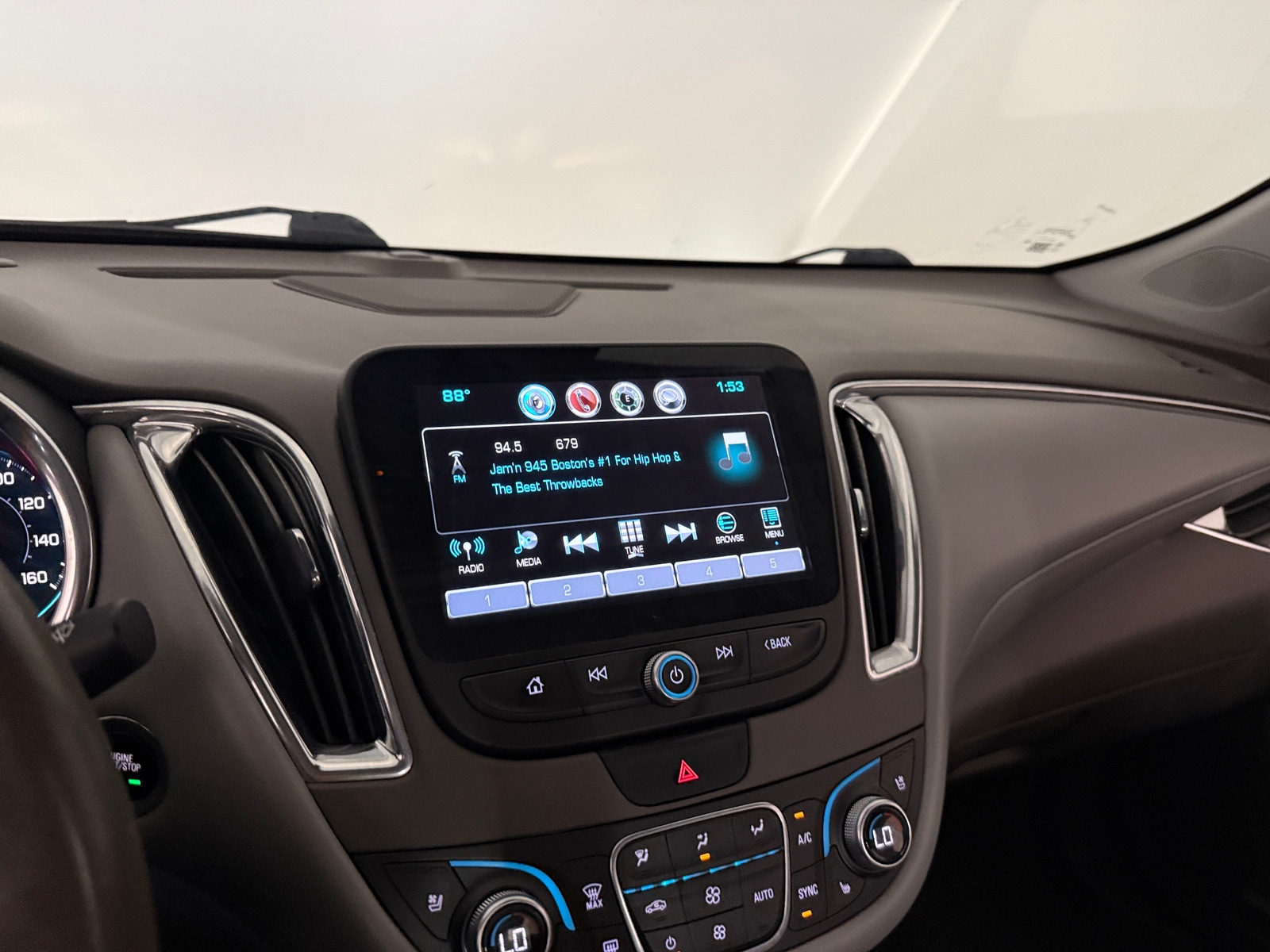 Thumbnail: 2018 Chevrolet Malibu - 3