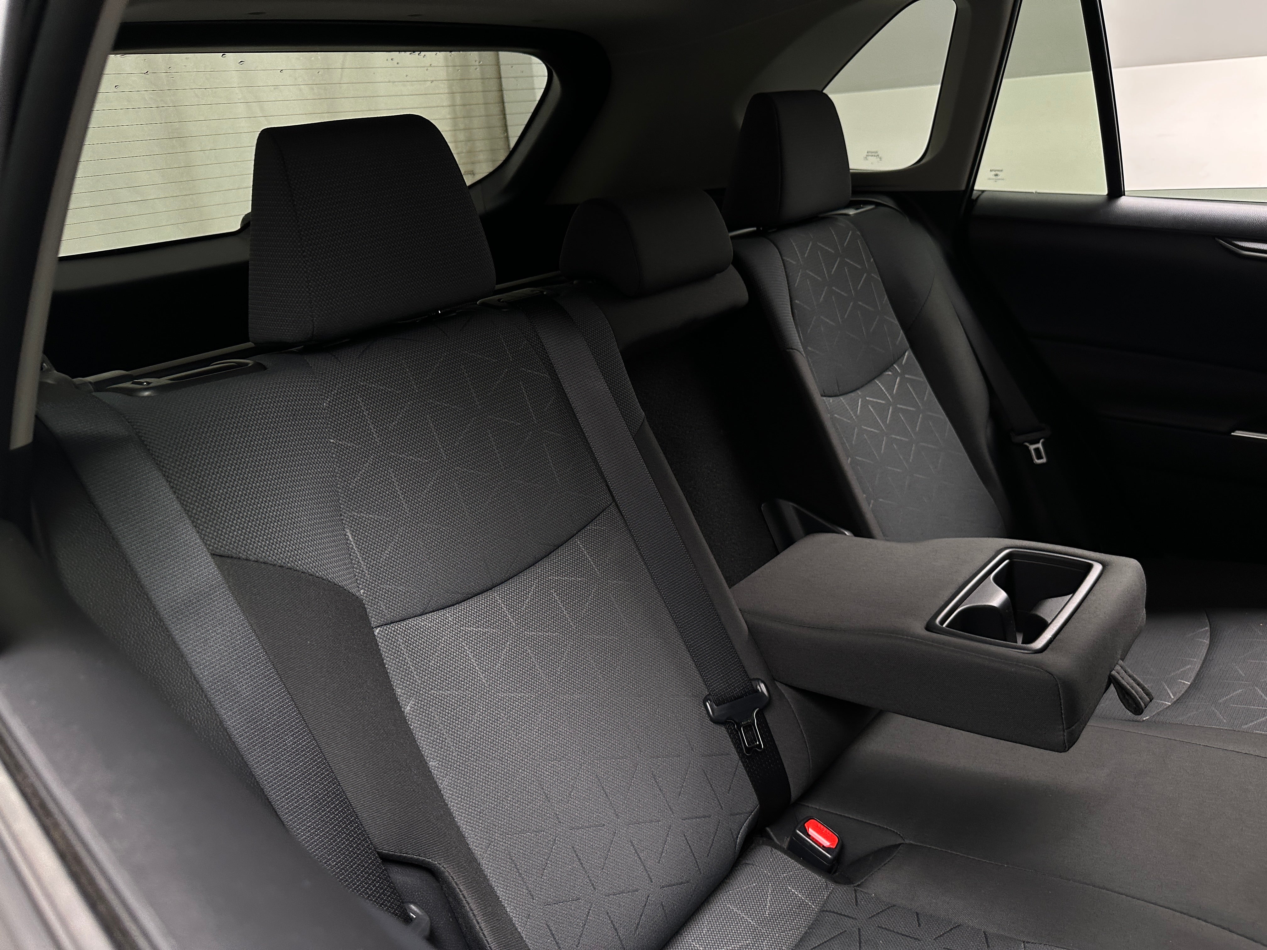2025 Toyota RAV4 XLE - Photo 8
