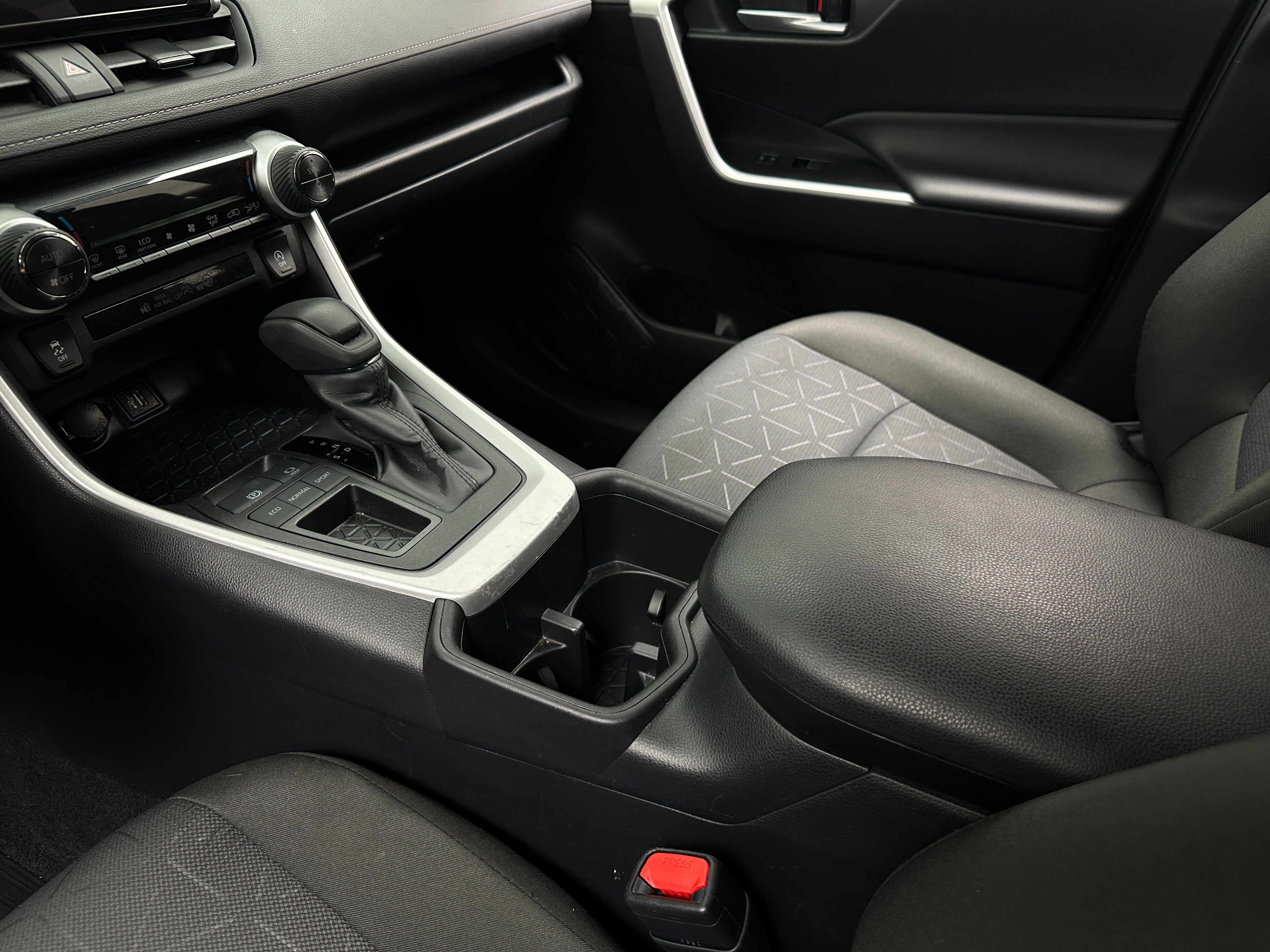 2025 Toyota RAV4 XLE - Photo 5