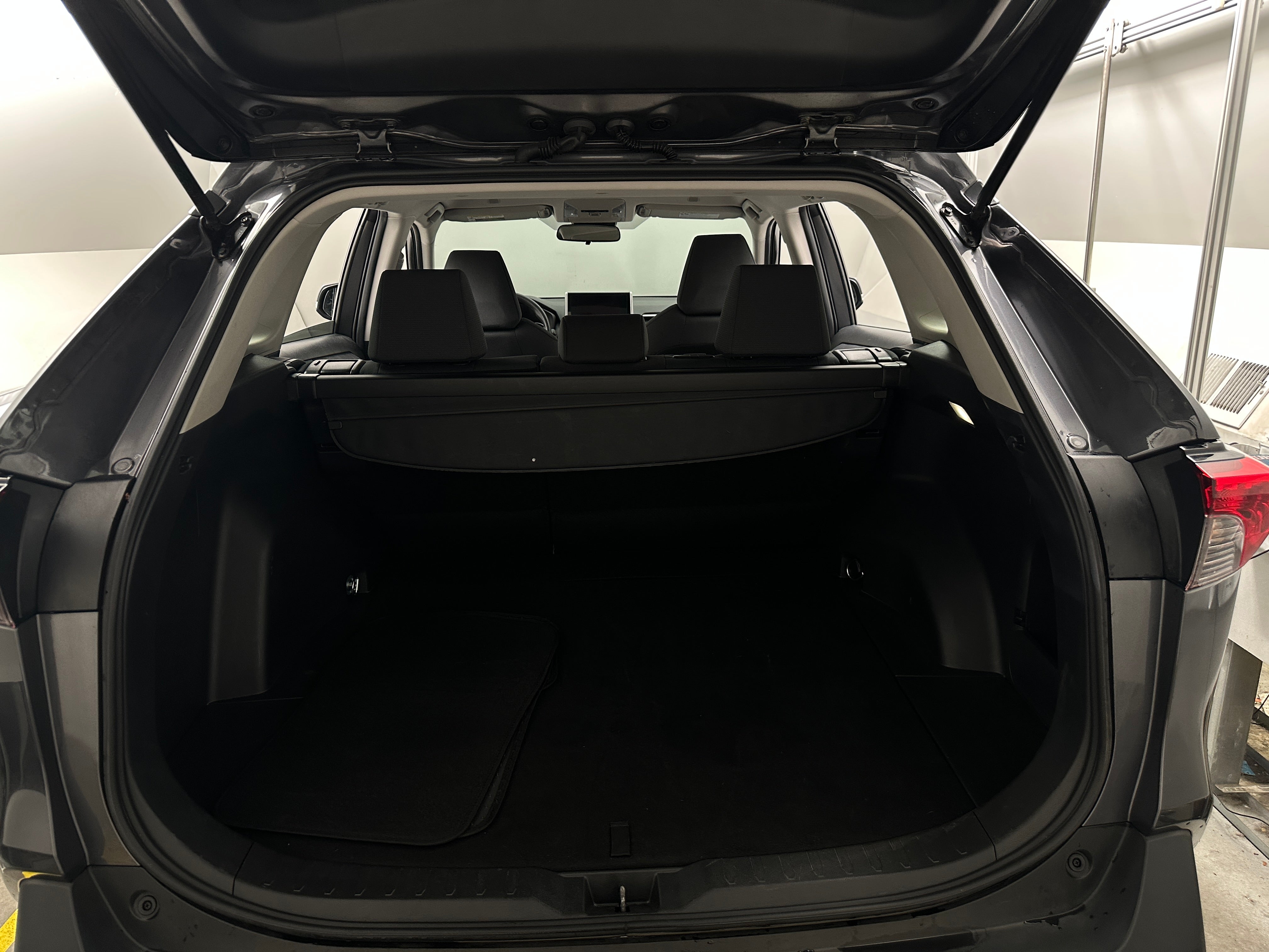 2025 Toyota RAV4 XLE - Photo 7