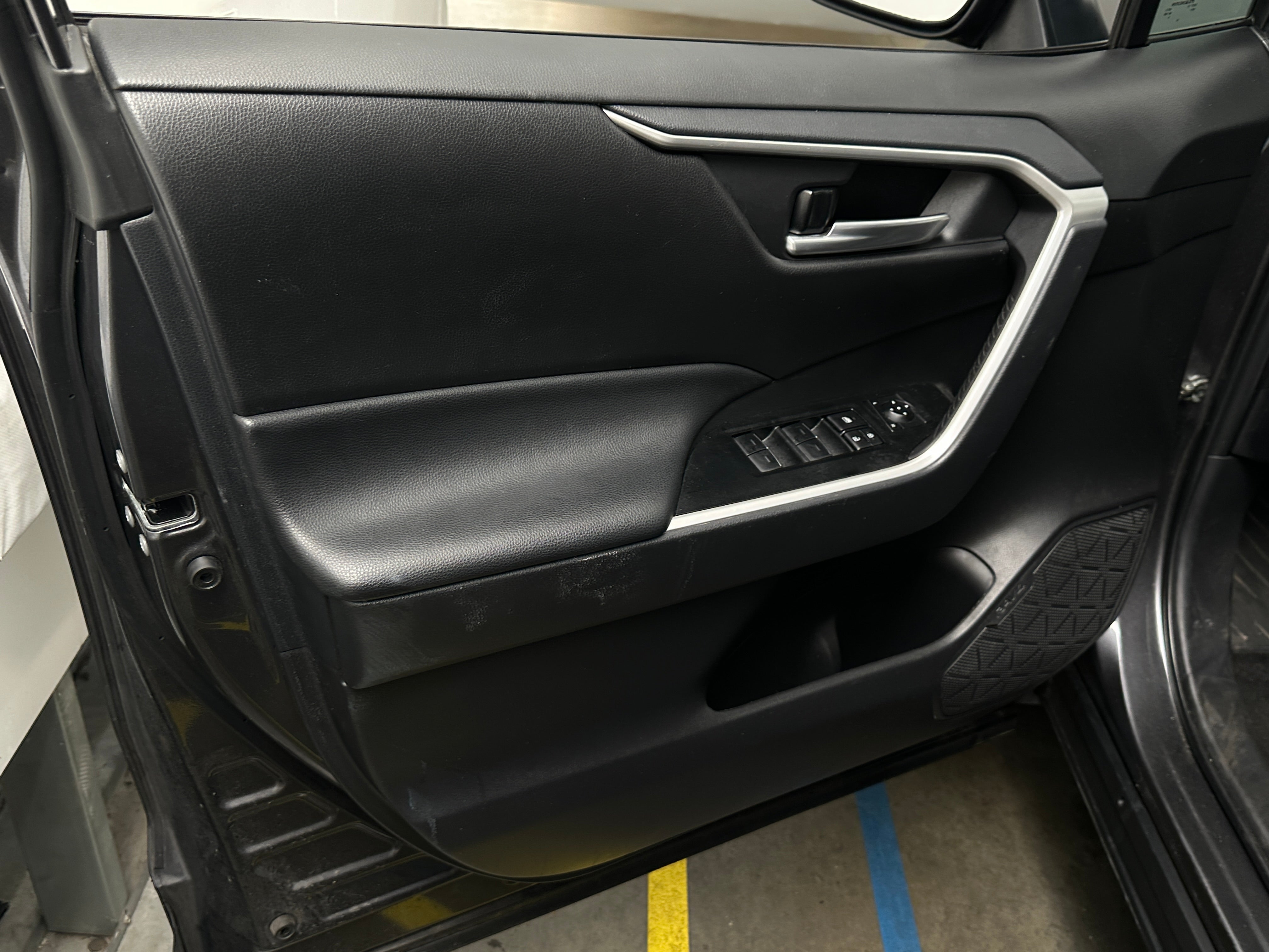 2025 Toyota RAV4 XLE - Photo 3