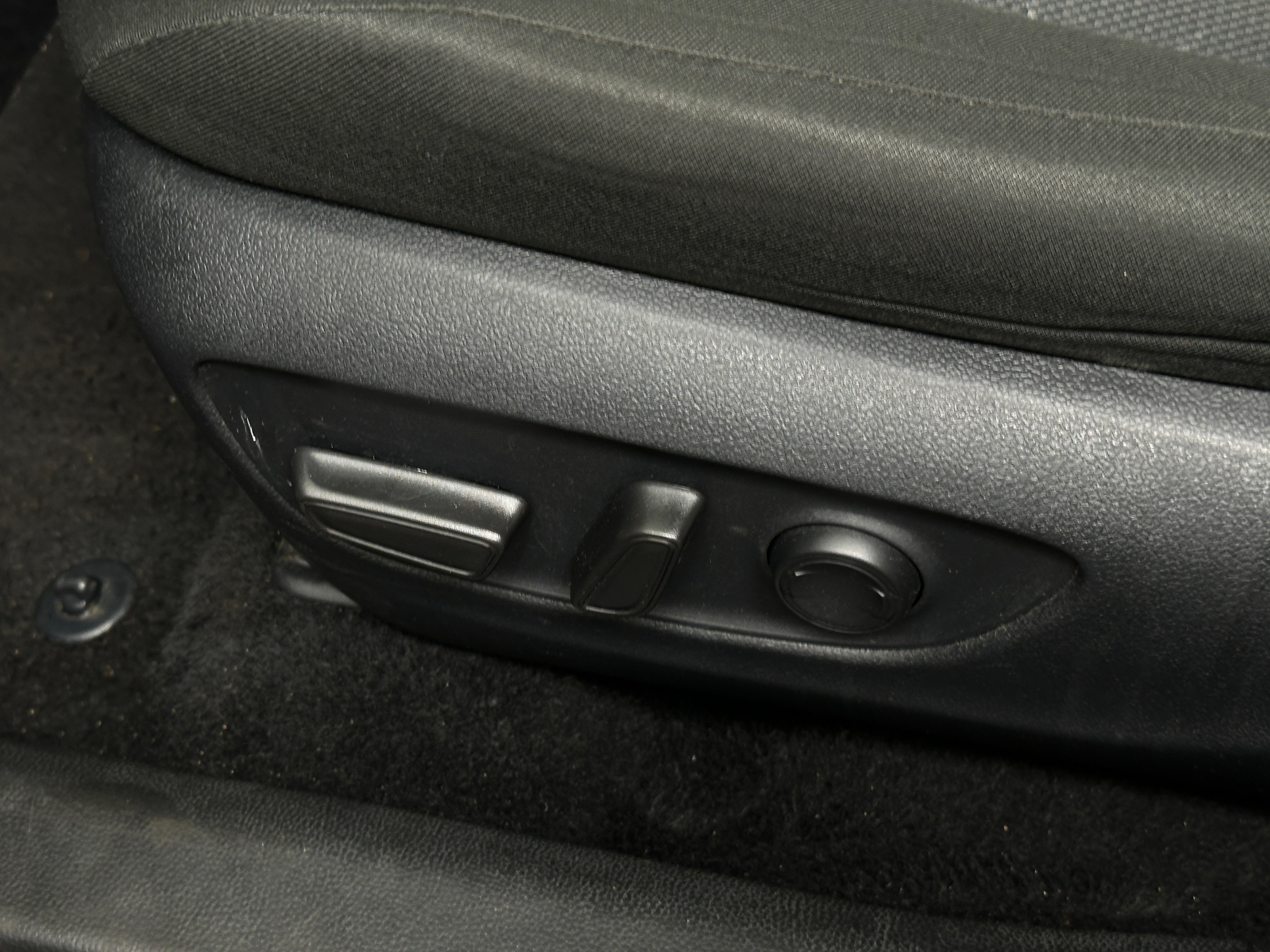 2025 Toyota RAV4 XLE - Photo 2
