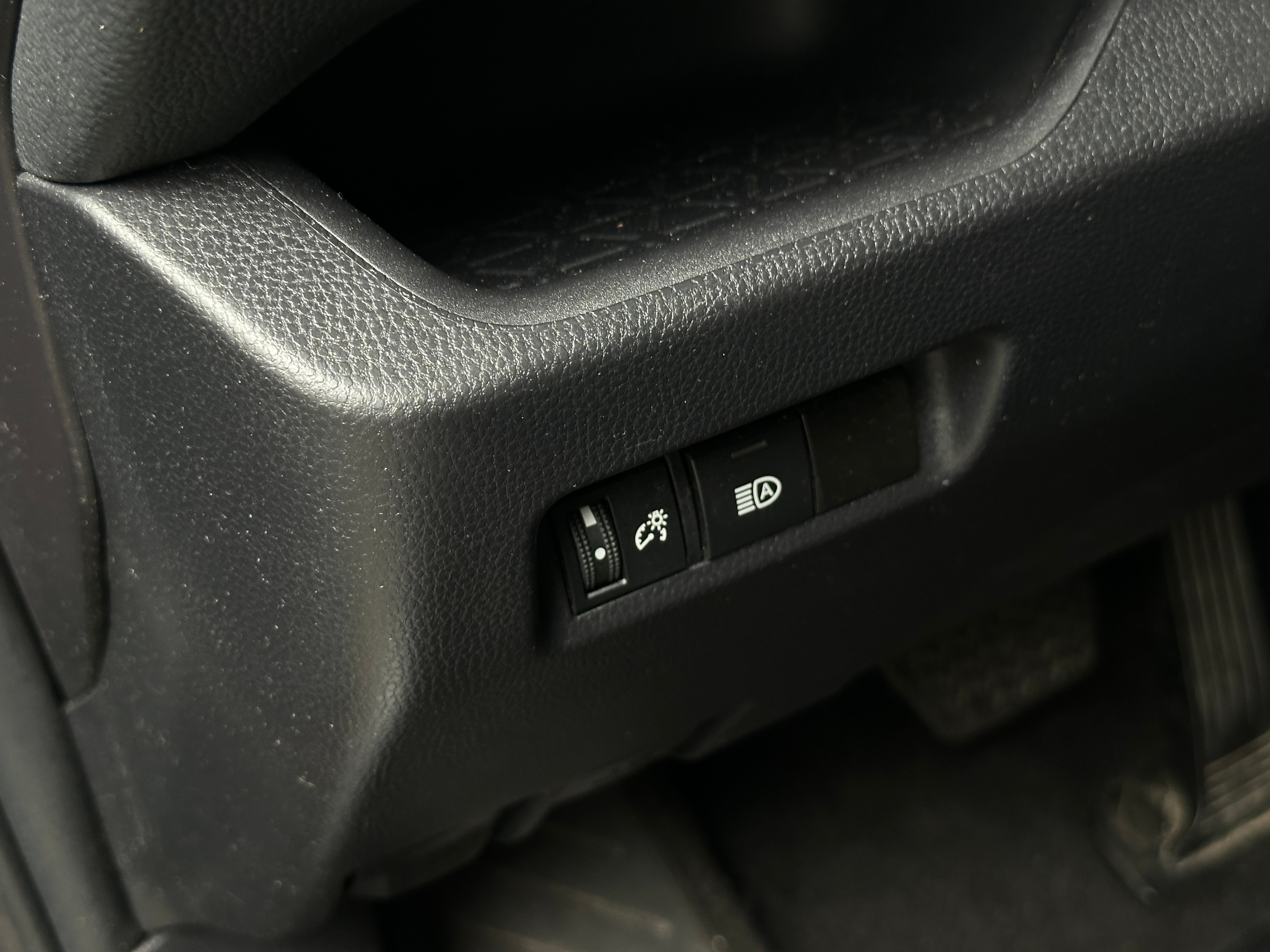 2025 Toyota RAV4 XLE - Photo 10