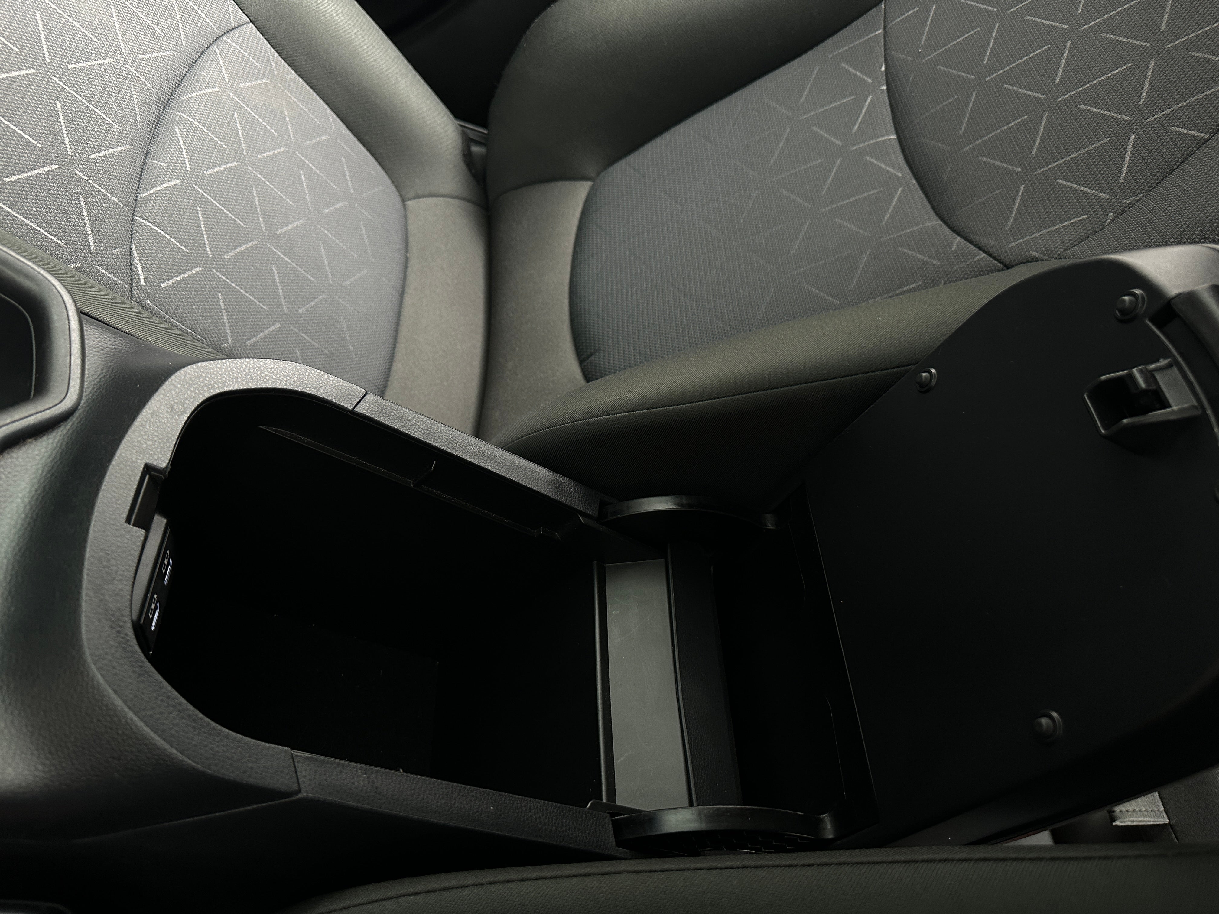 2025 Toyota RAV4 XLE - Photo 14