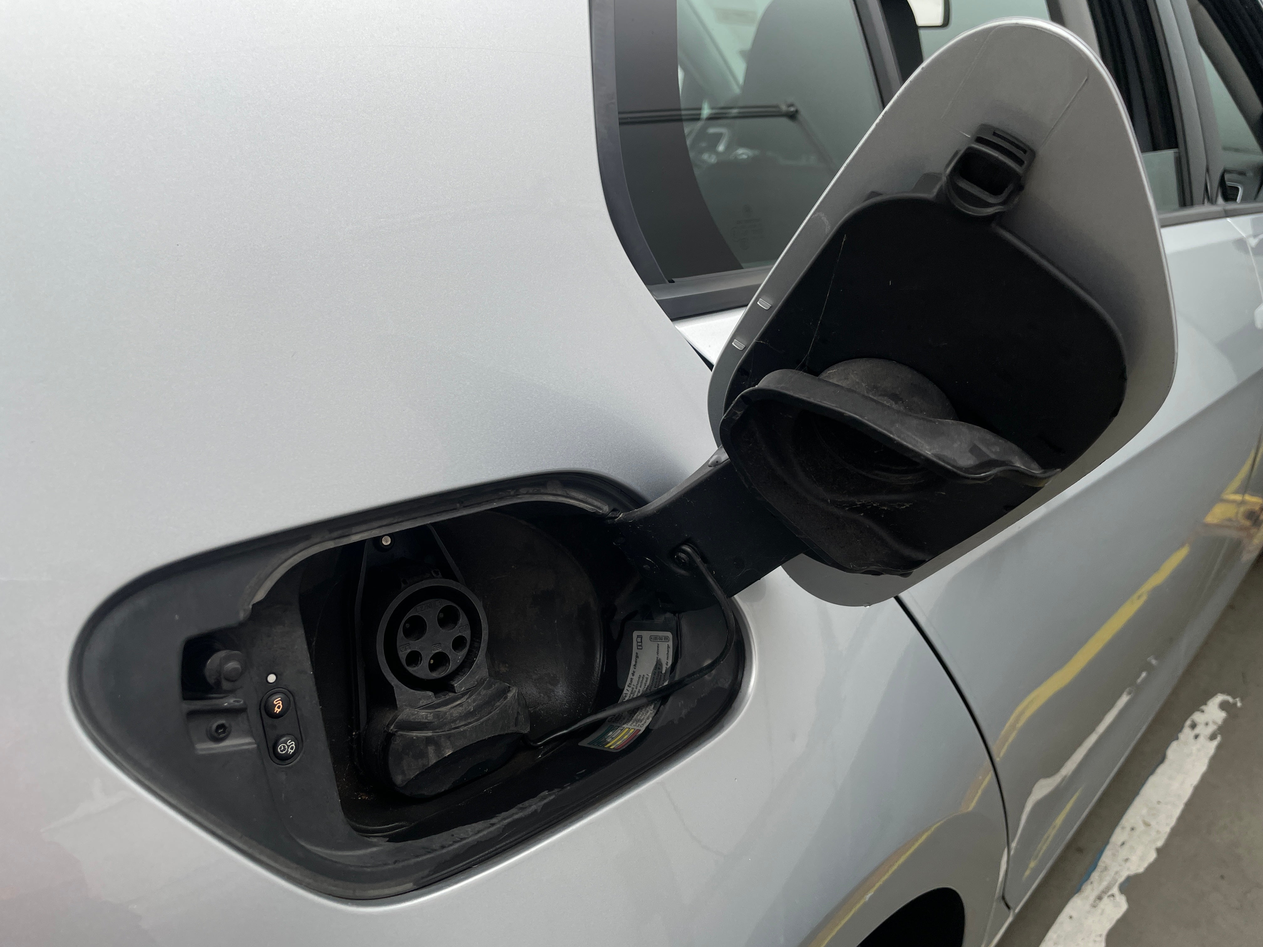 Used 2016 Volkswagen e-Golf e-Golf SEL Premium with VIN WVWPP7AU0GW911828 for sale in Pewaukee, WI
