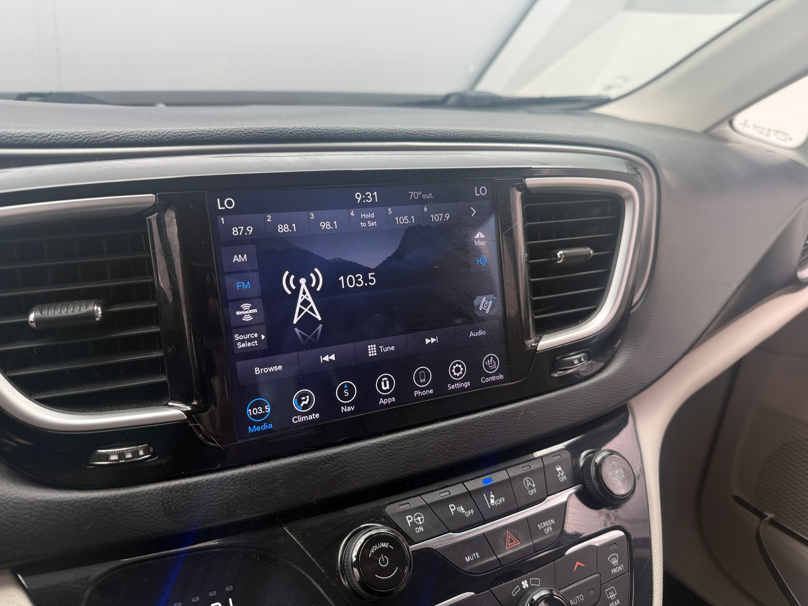 Thumbnail: 2020 Chrysler Pacifica - 3
