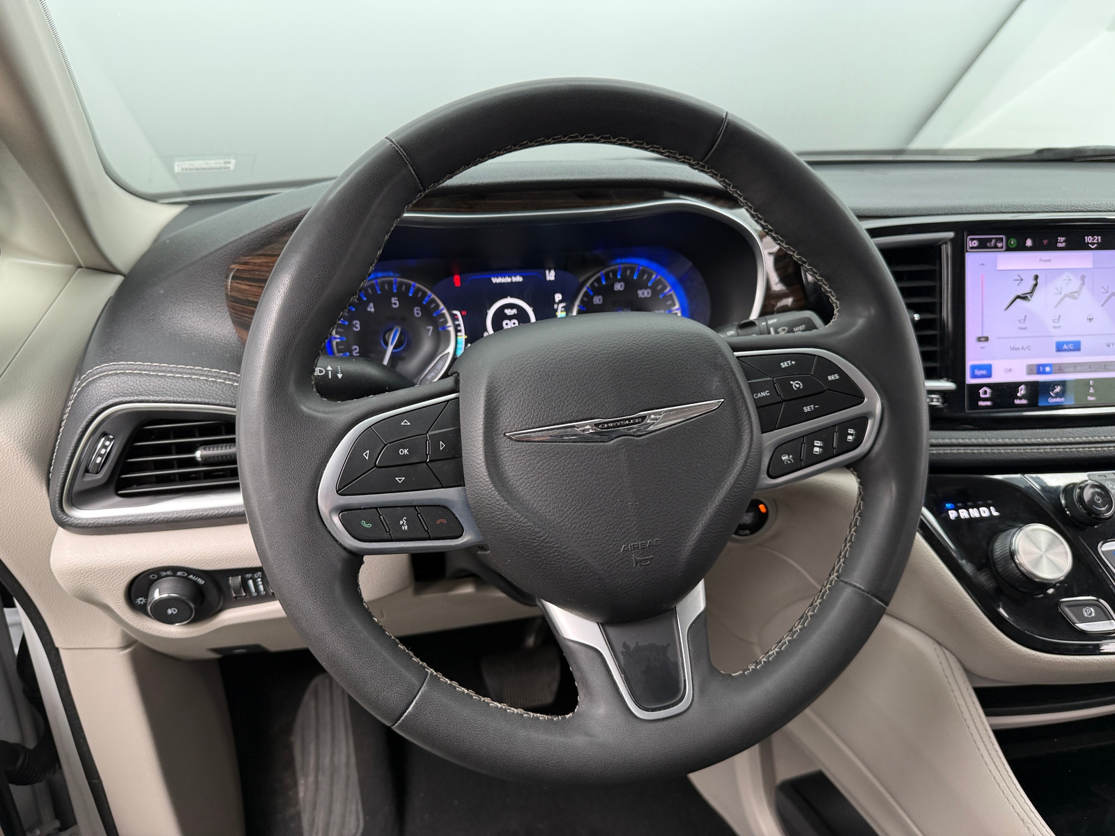 Thumbnail: 2023 Chrysler Pacifica - 4