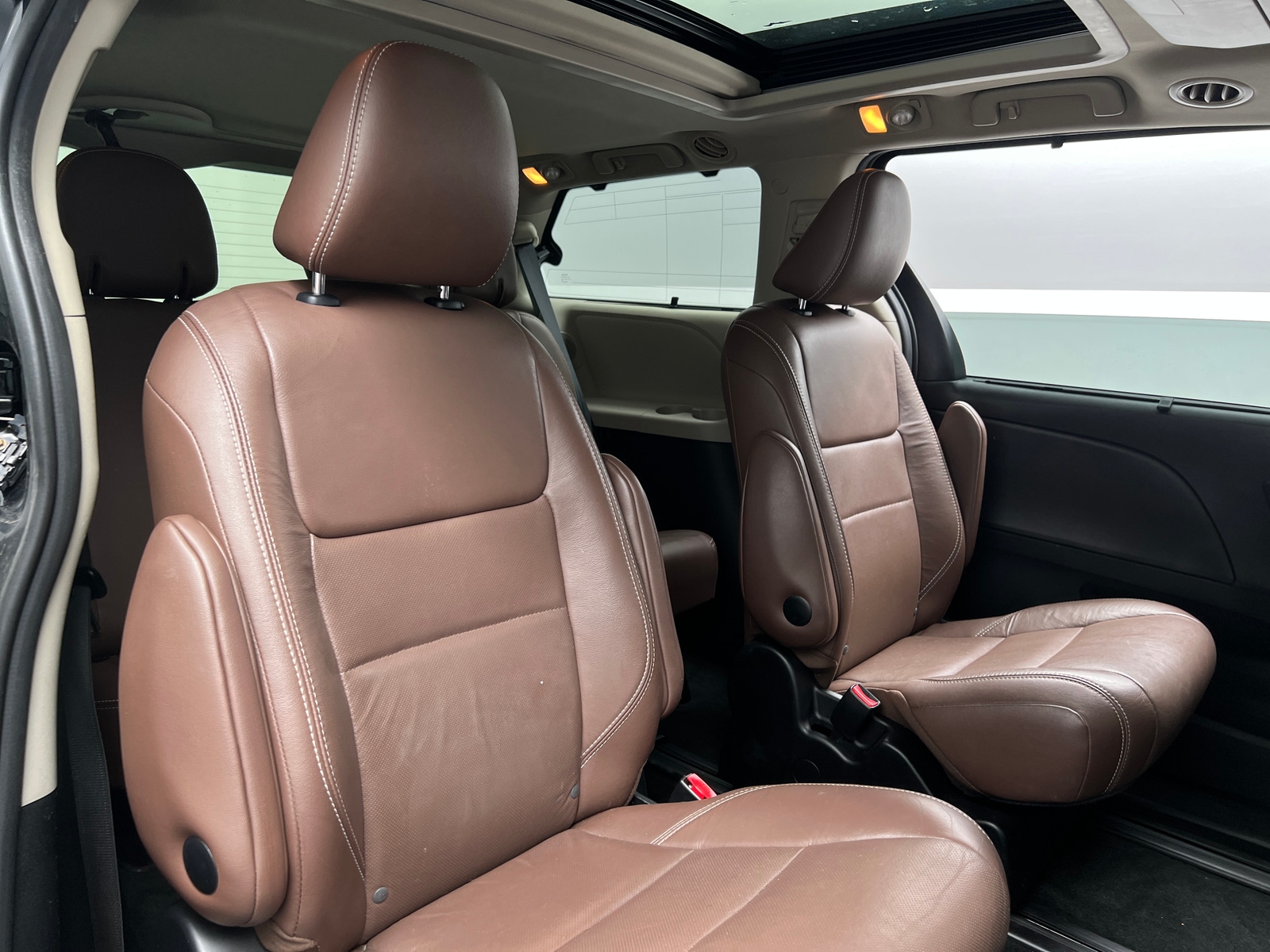 Thumbnail: 2017 Toyota Sienna - 5