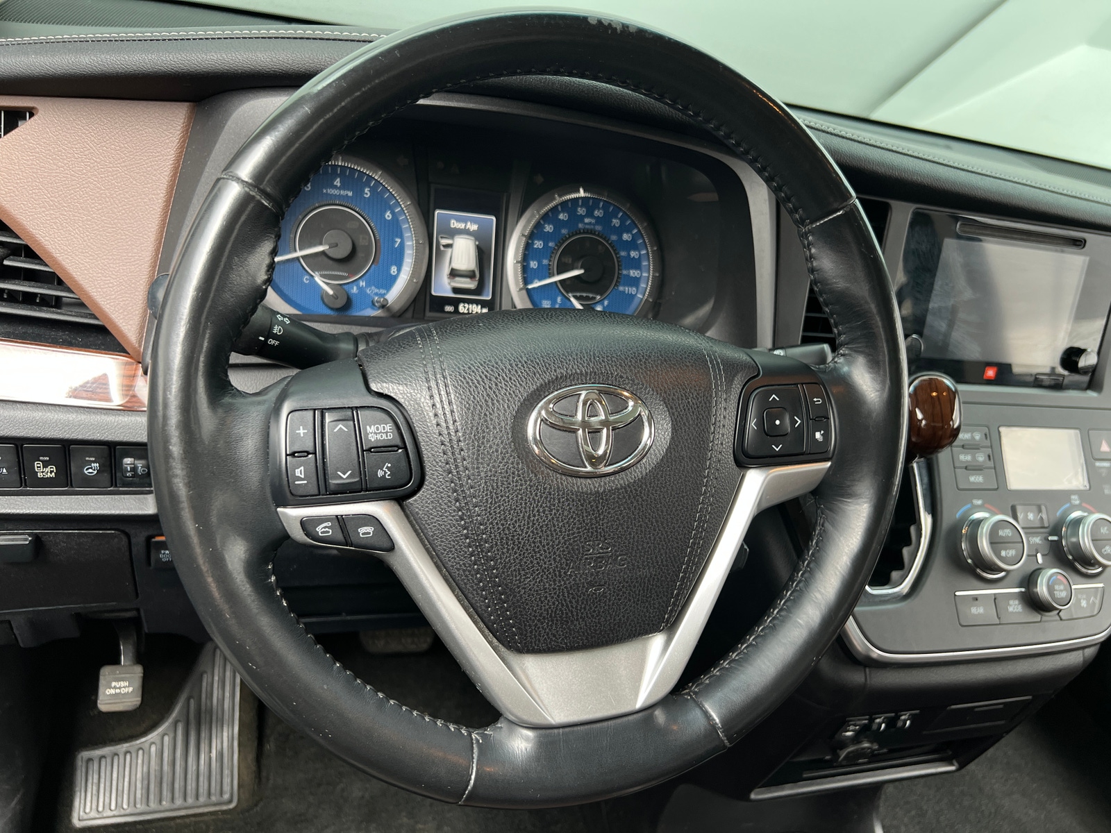 Thumbnail: 2017 Toyota Sienna - 4
