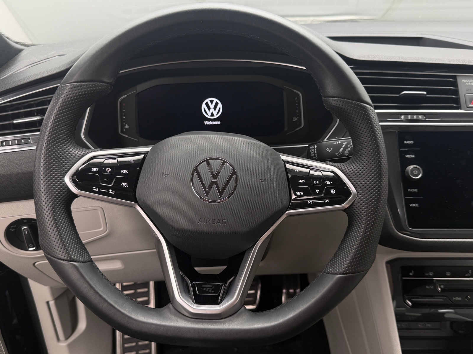 Thumbnail: 2022 Volkswagen Tiguan - 4