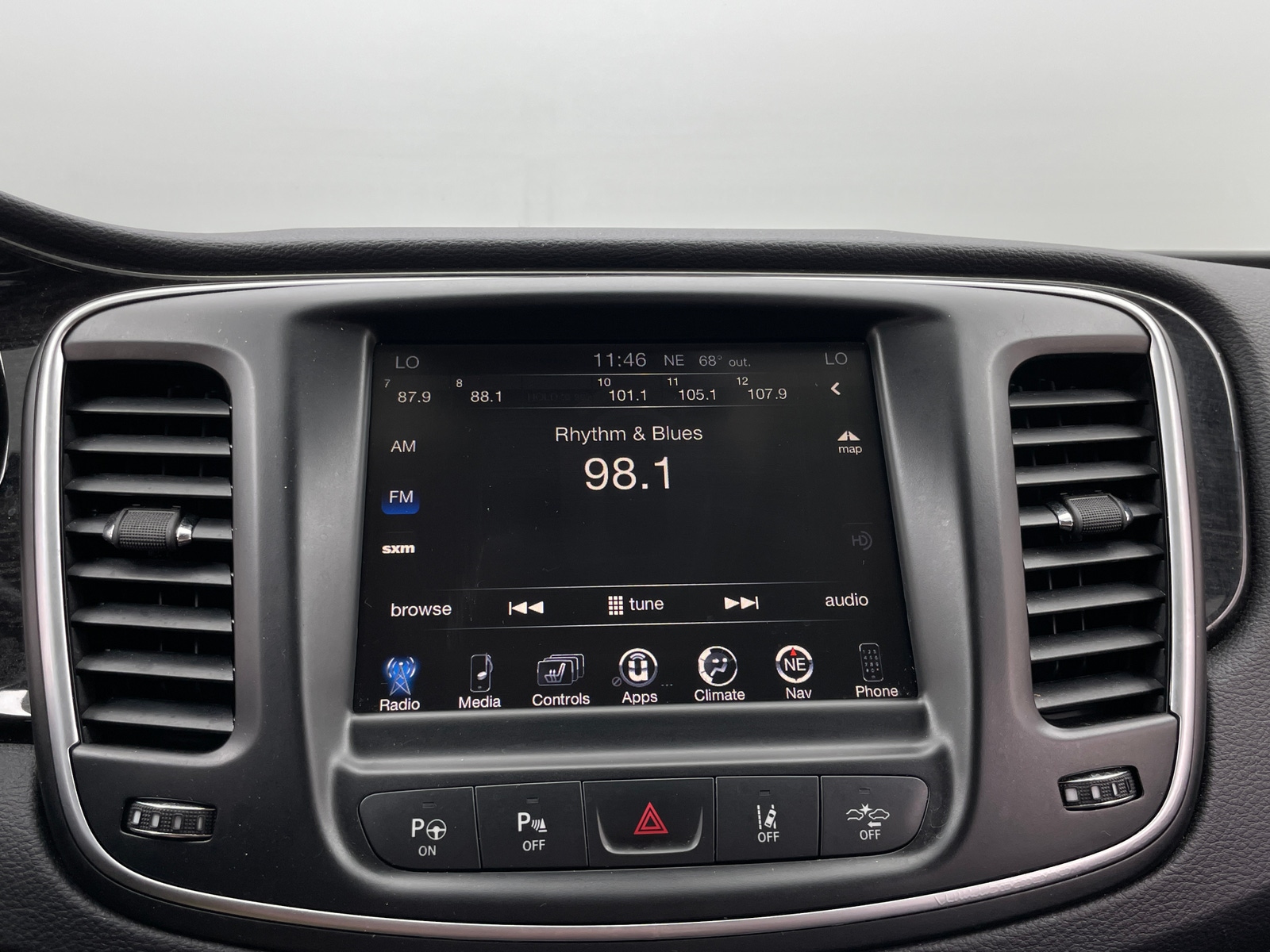 Thumbnail: 2015 Chrysler 200 - 3